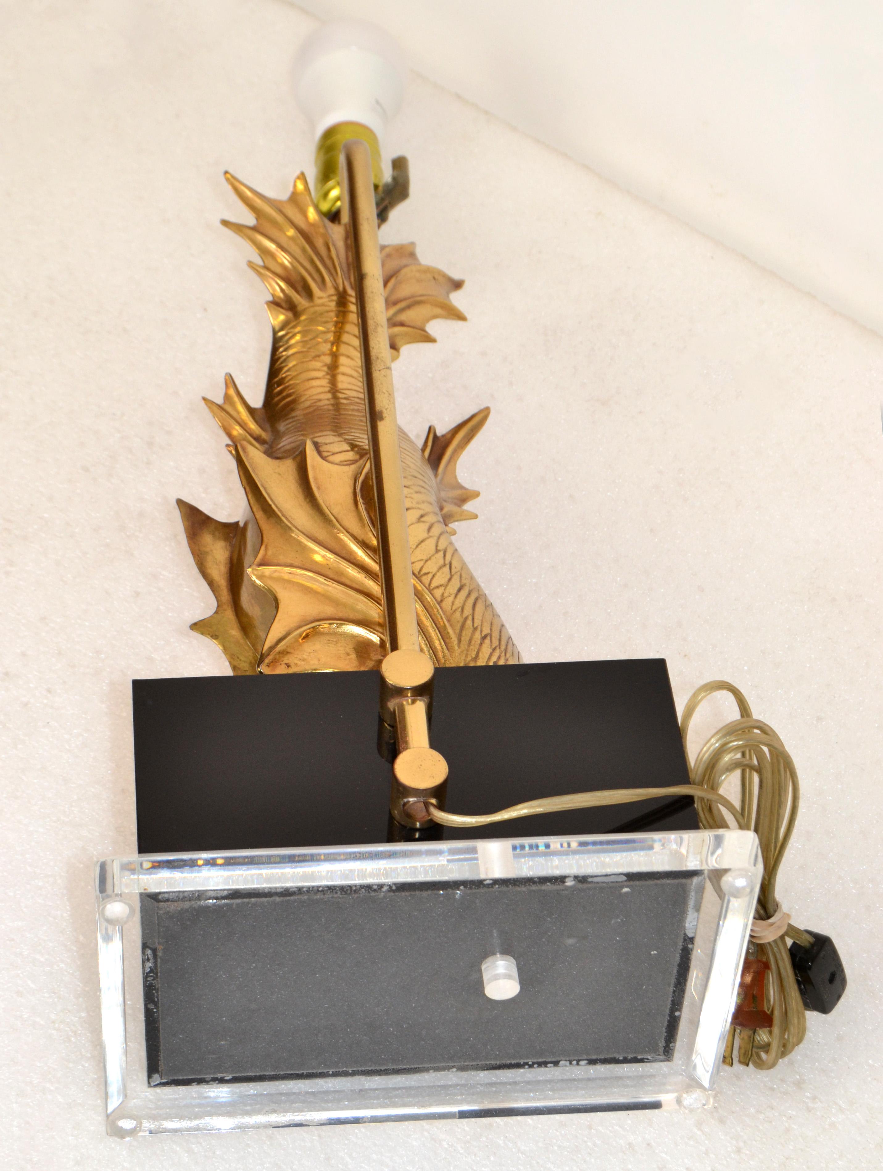 Asian Modern Modern Japanese Dragon Brass Cast Koi Fish Sculptural Table Lamp On Lucite en vente 4