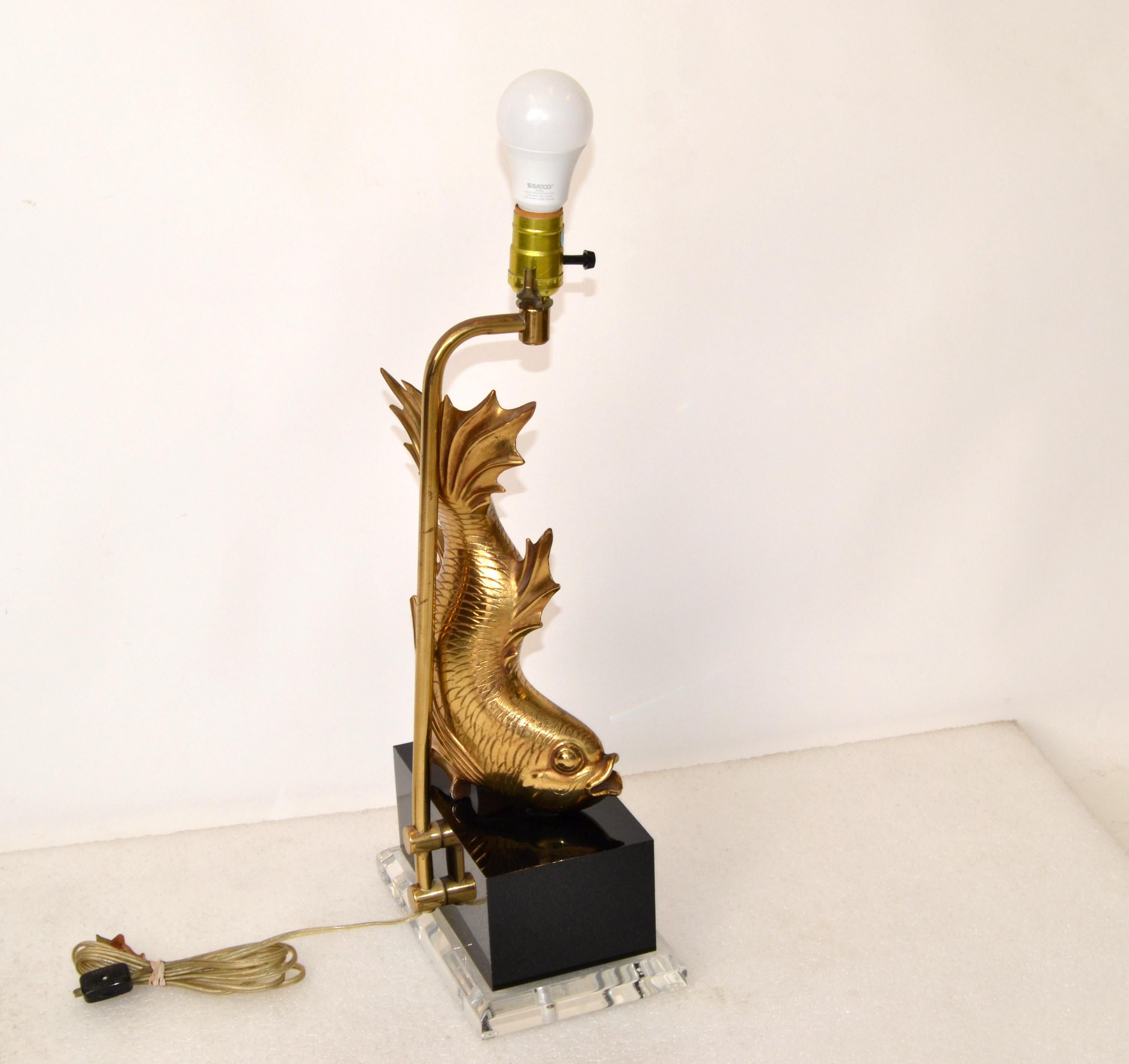 Hollywood Regency Asian Modern Modern Japanese Dragon Brass Cast Koi Fish Sculptural Table Lamp On Lucite en vente
