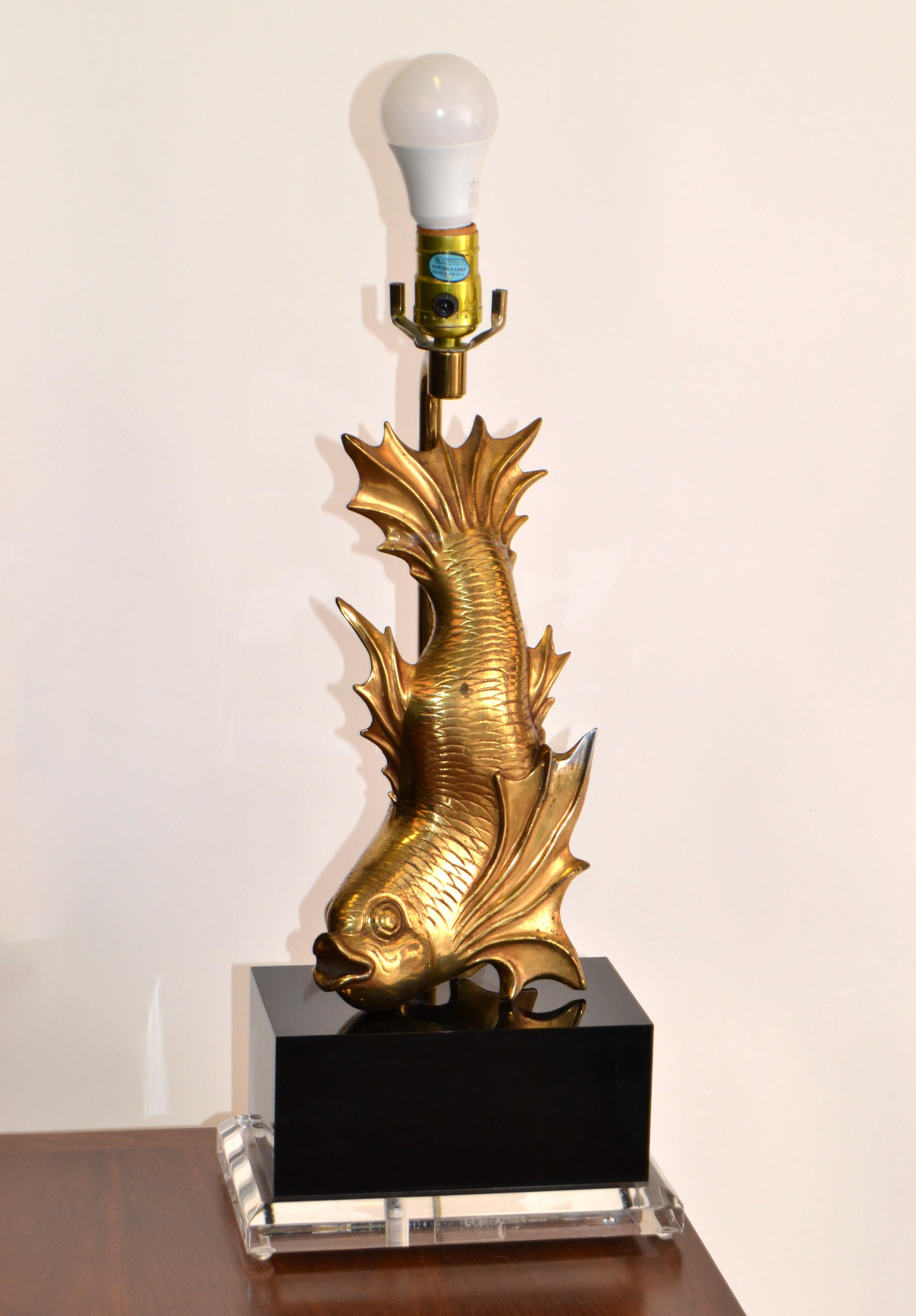 Biseauté Asian Modern Modern Japanese Dragon Brass Cast Koi Fish Sculptural Table Lamp On Lucite en vente