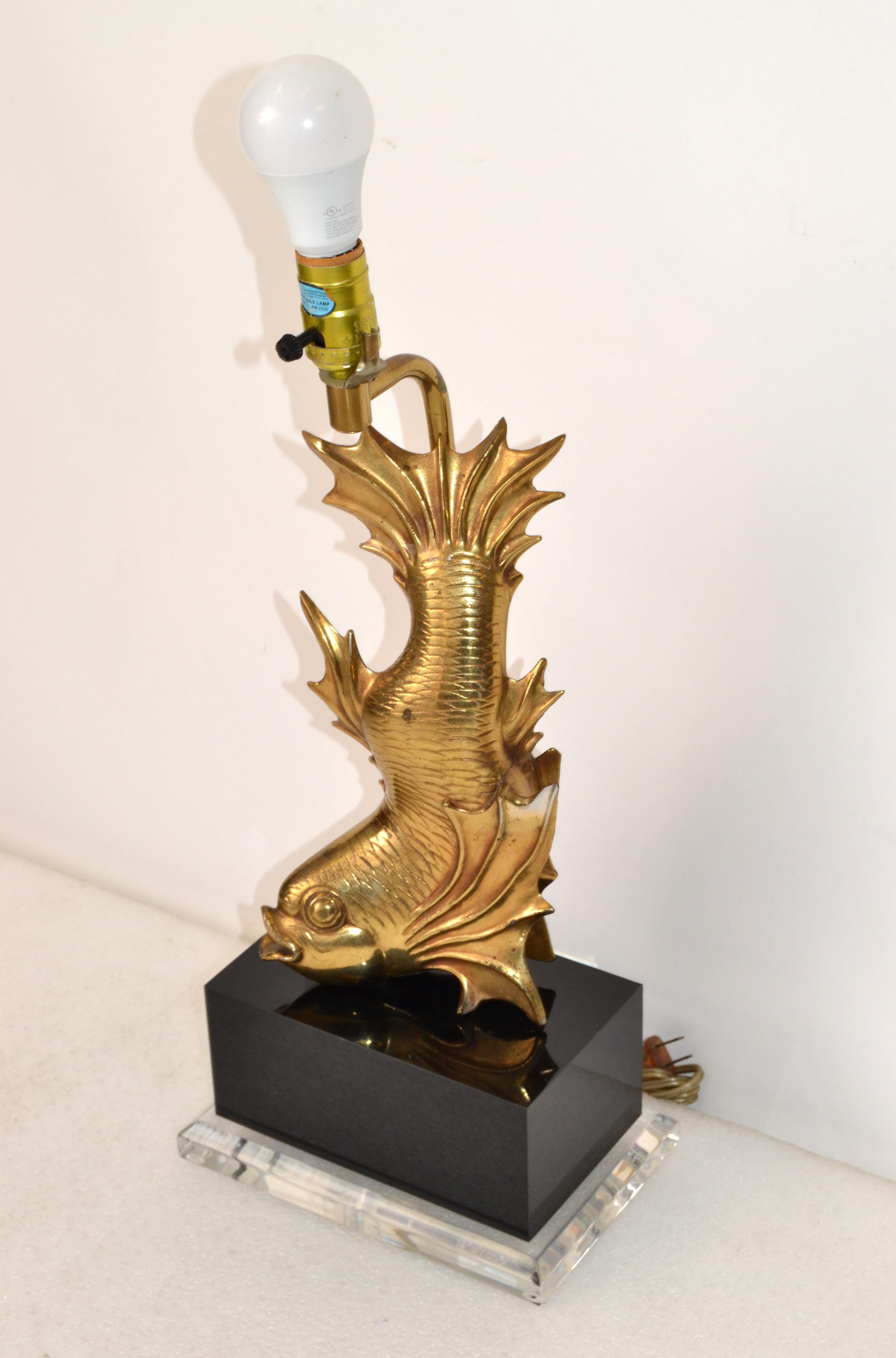 20ième siècle Asian Modern Modern Japanese Dragon Brass Cast Koi Fish Sculptural Table Lamp On Lucite en vente