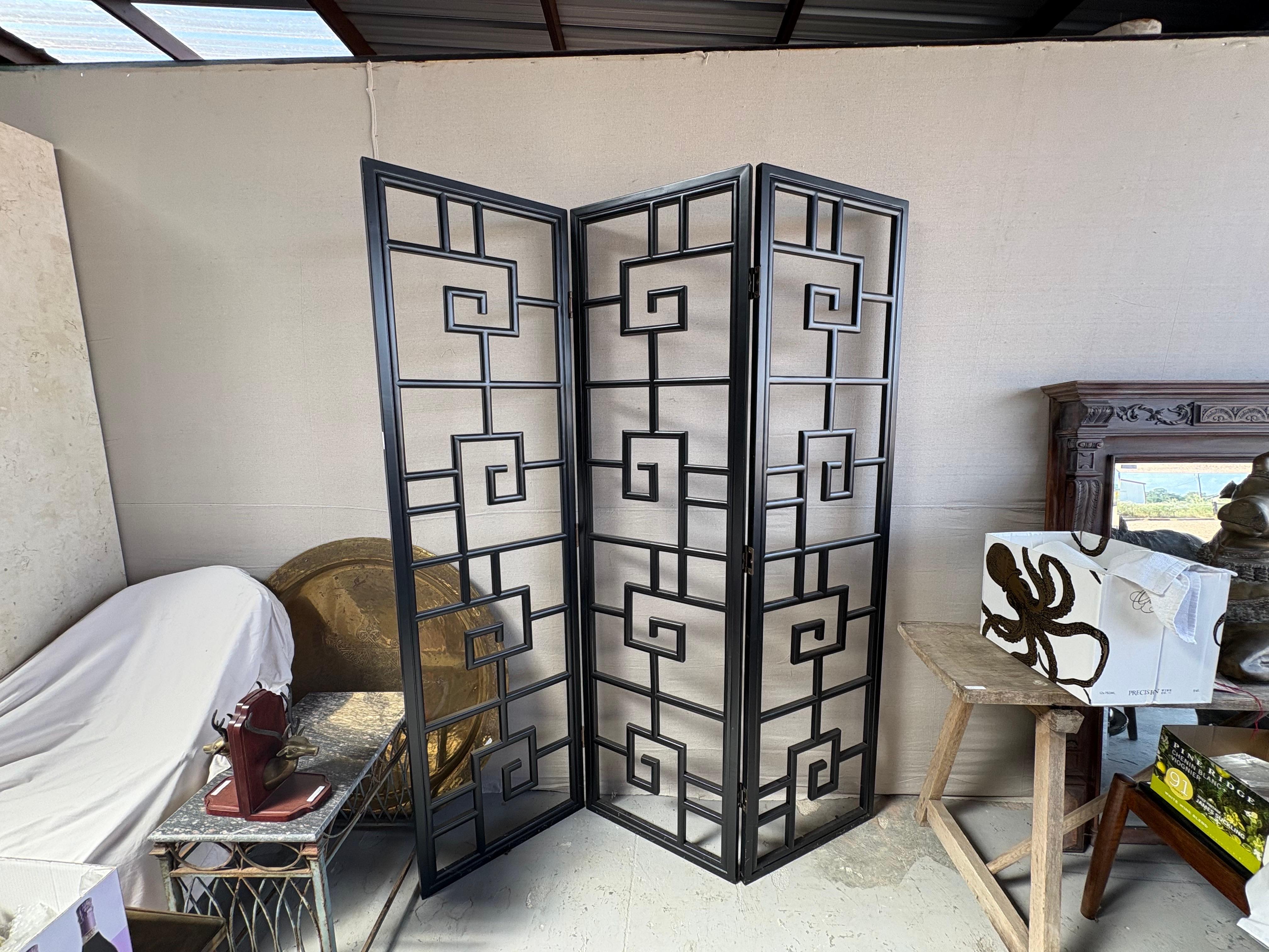 Schermo divisorio Asian Modern.
In offerta c'è un bellissimo paravento a tre pannelli neri Hollywood Regency o Asian Modern con un design a chiave greca.
Perfetto quando vuoi dividere gli ambienti ma vuoi mantenere lo spazio aperto e arioso.  Questo
