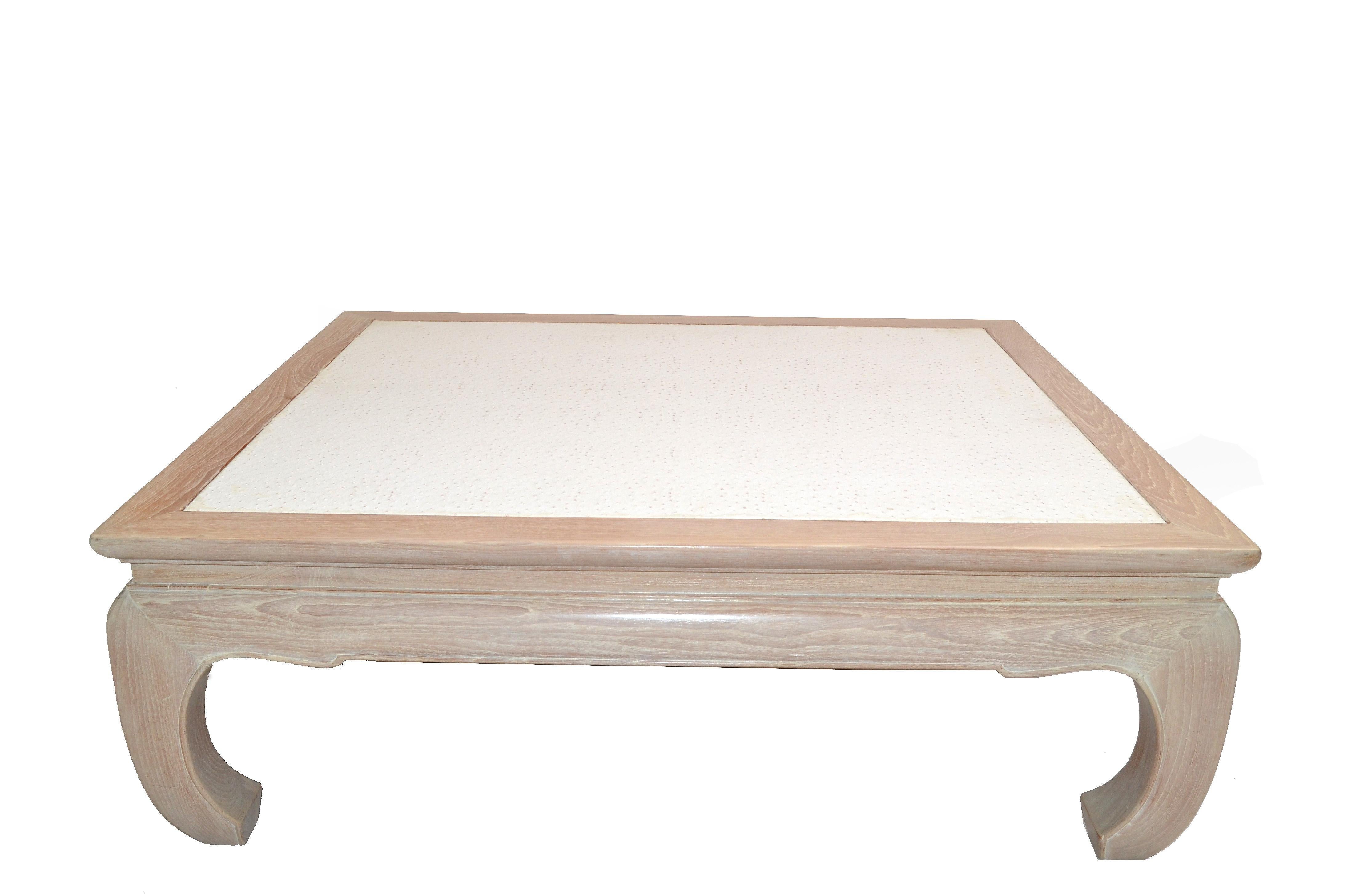 Table basse moderne asiatique en chêne blanchi blanc avec plateau en fausse autruche Chinoiserie, années 1970 en vente 3