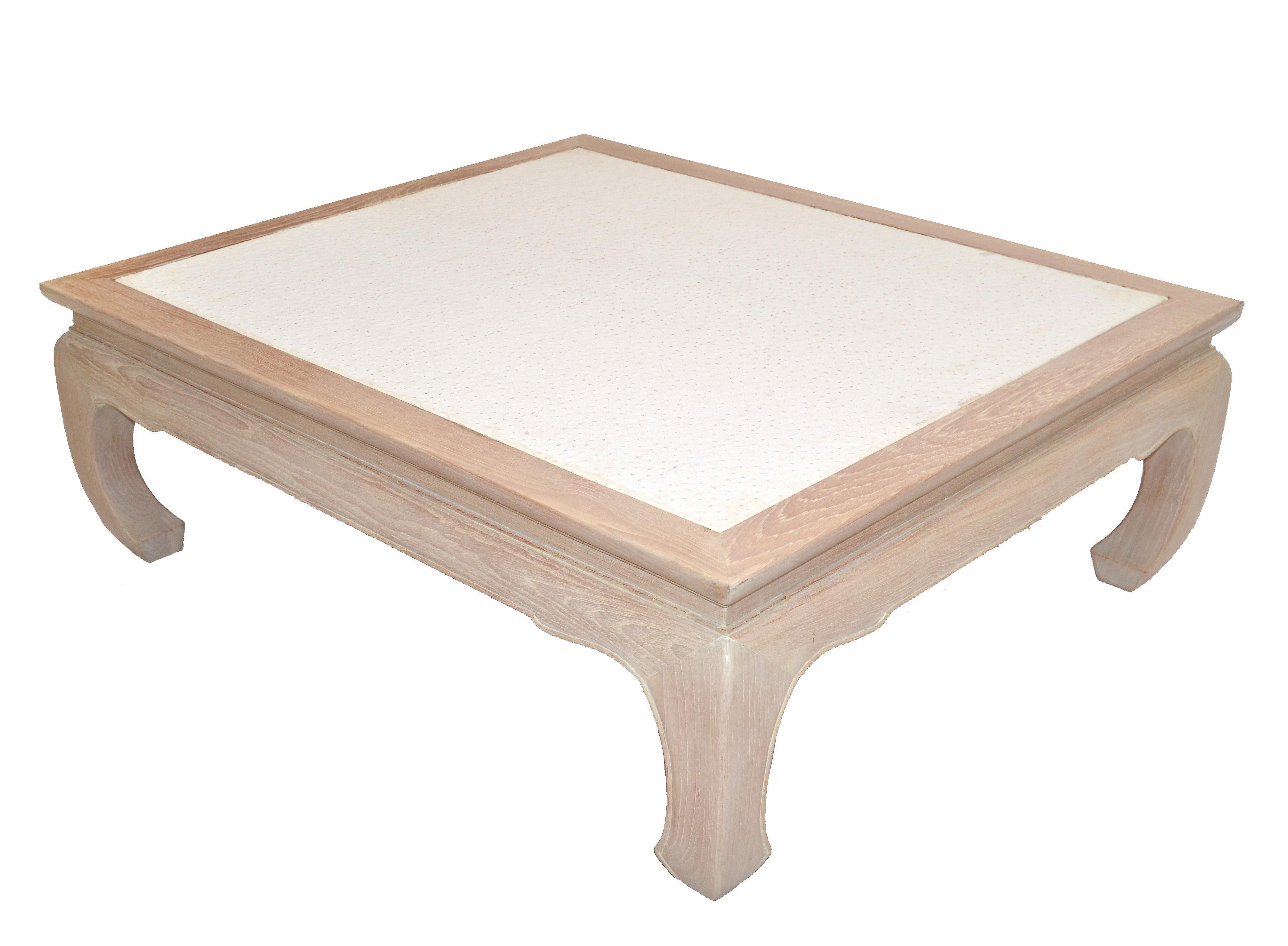 Tavolino rettangolare Mid-Century Modern in legno di quercia sbiancato bianco con finto struzzo e gambe curve.
La sezione in finto struzzo misura: 31 x 36 pollici.
Grazioso tavolo da divano di design asiatico ispirato alle cineserie degli anni '70