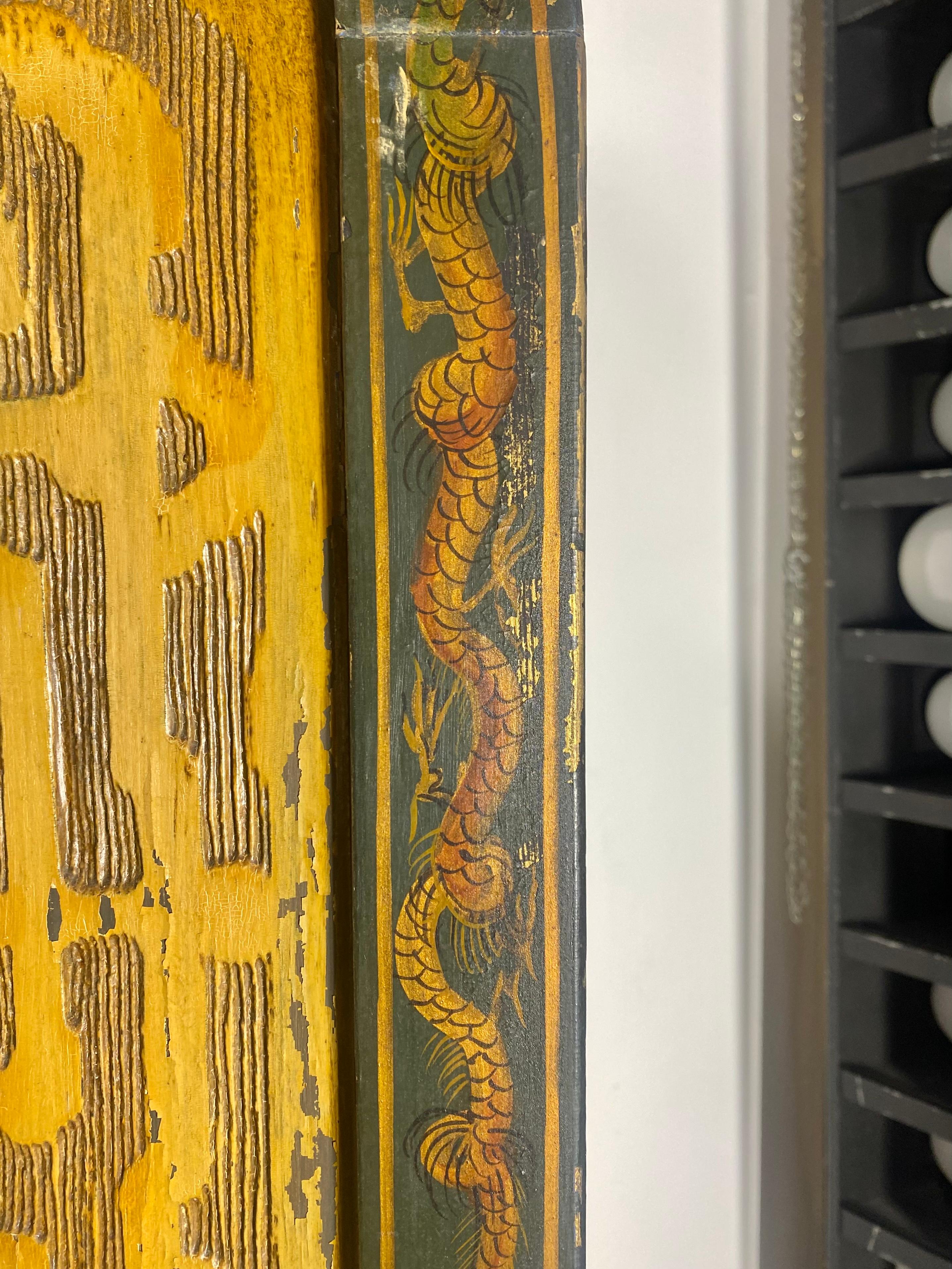  Asiatischer Modernist / Chinesisch geschnitzt & handbemalt zwei-Panel-Bildschirm, Trennwand. (Frühes 20. Jahrhundert) im Angebot