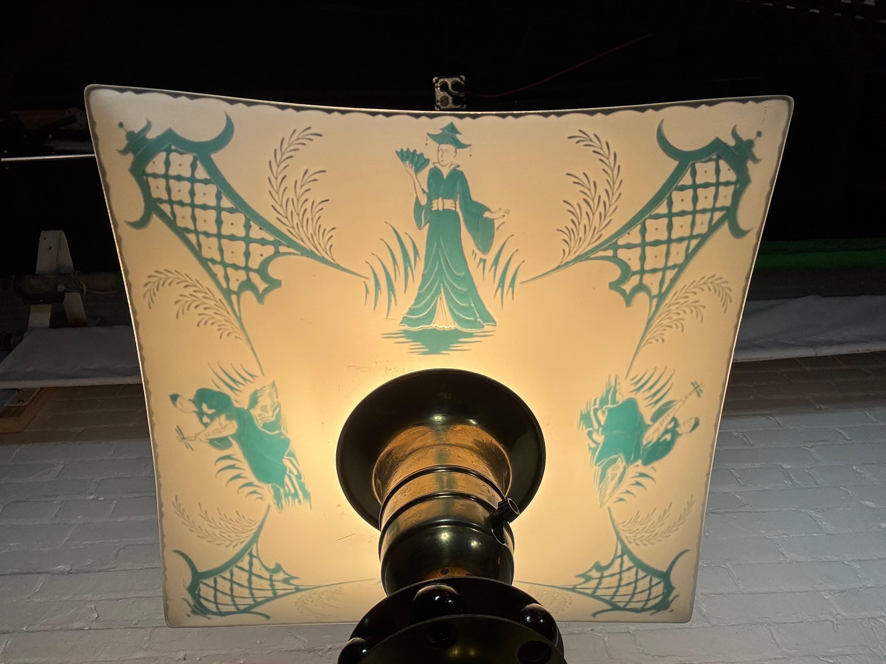 Lámpara de pie / antorcha pintada a mano de estilo chino modernista asiático .. diseño modernista estilizado. Conserva su forma original  Pantalla de lámpara de cristal, increíble estado original, la pantalla mide 17