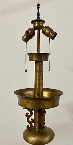 Asiatische Stehlampe mit asiatischem Motiv aus geätztem Messing, um 1920