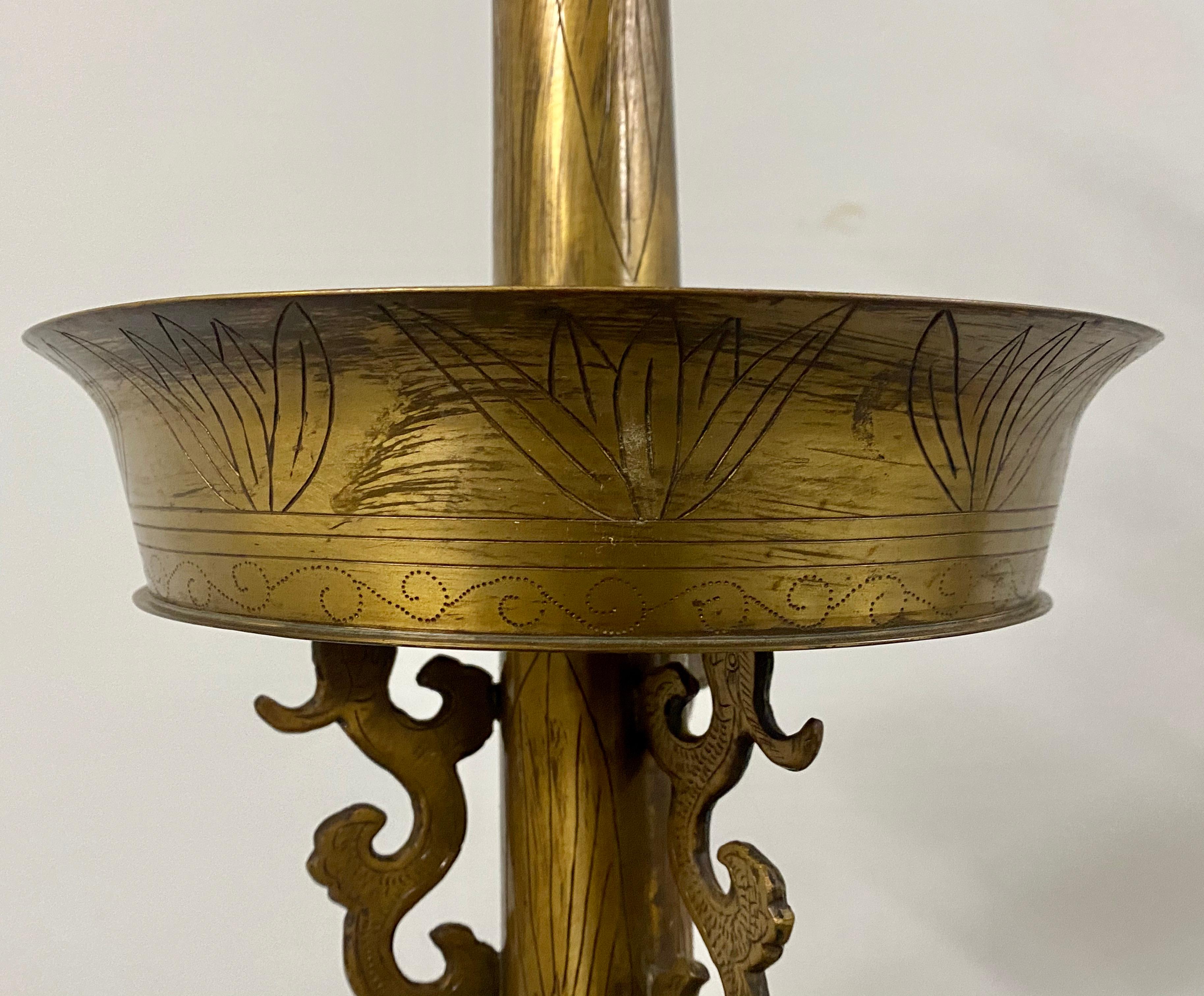 Esportazione cinese Lampada da terra asiatica in ottone con motivi incisi, 1920 circa in vendita
