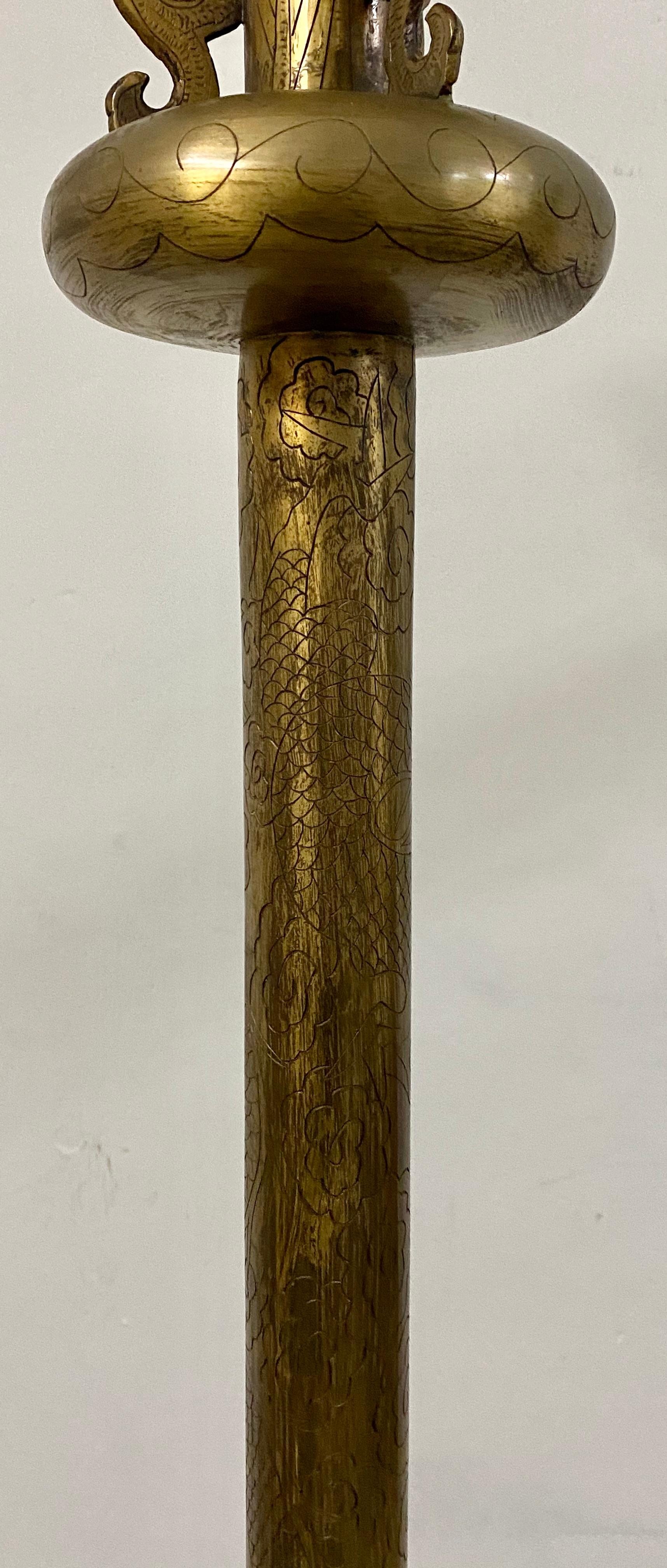 Cinese Lampada da terra asiatica in ottone con motivi incisi, 1920 circa in vendita