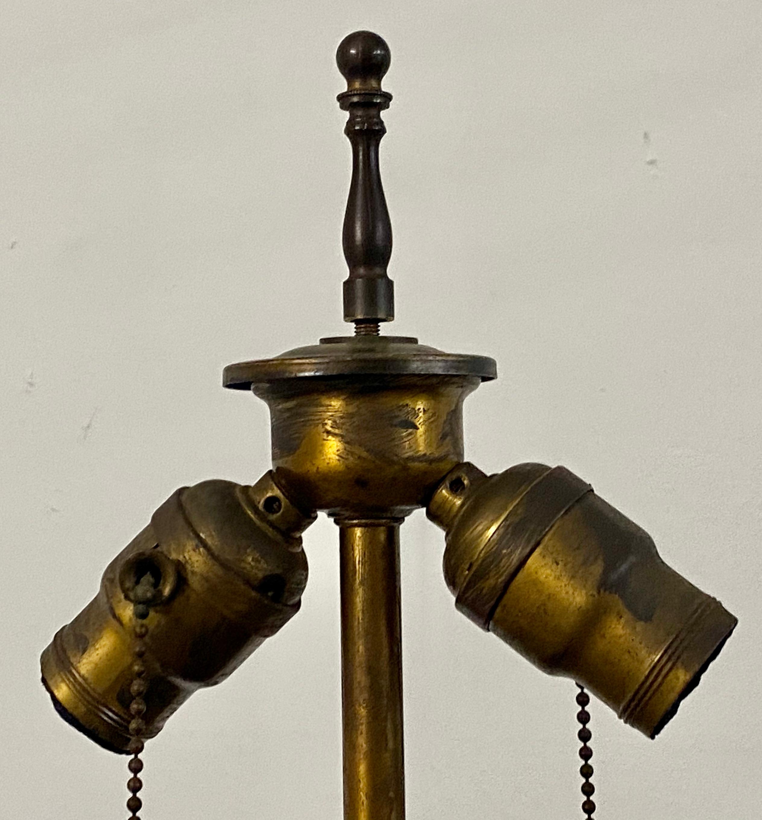 Asiatische Stehlampe mit asiatischem Motiv aus geätztem Messing, um 1920 im Angebot 1