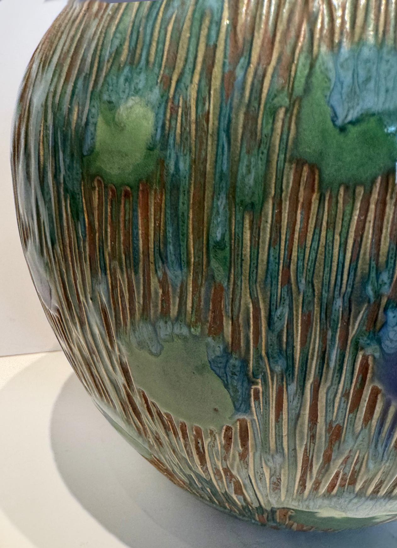 Vase à pied unique en céramique incisée à motifs asiatiques et émaillée en vente 4