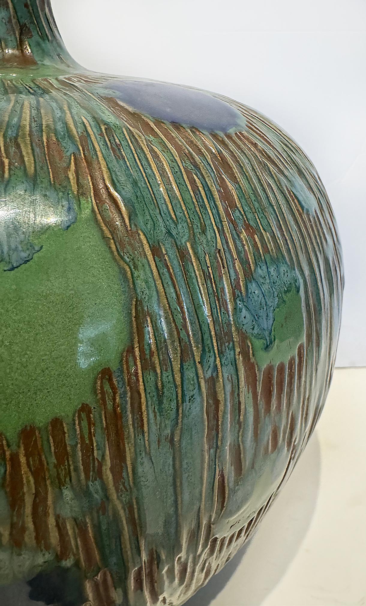 Vase à pied unique en céramique incisée à motifs asiatiques et émaillée en vente 5