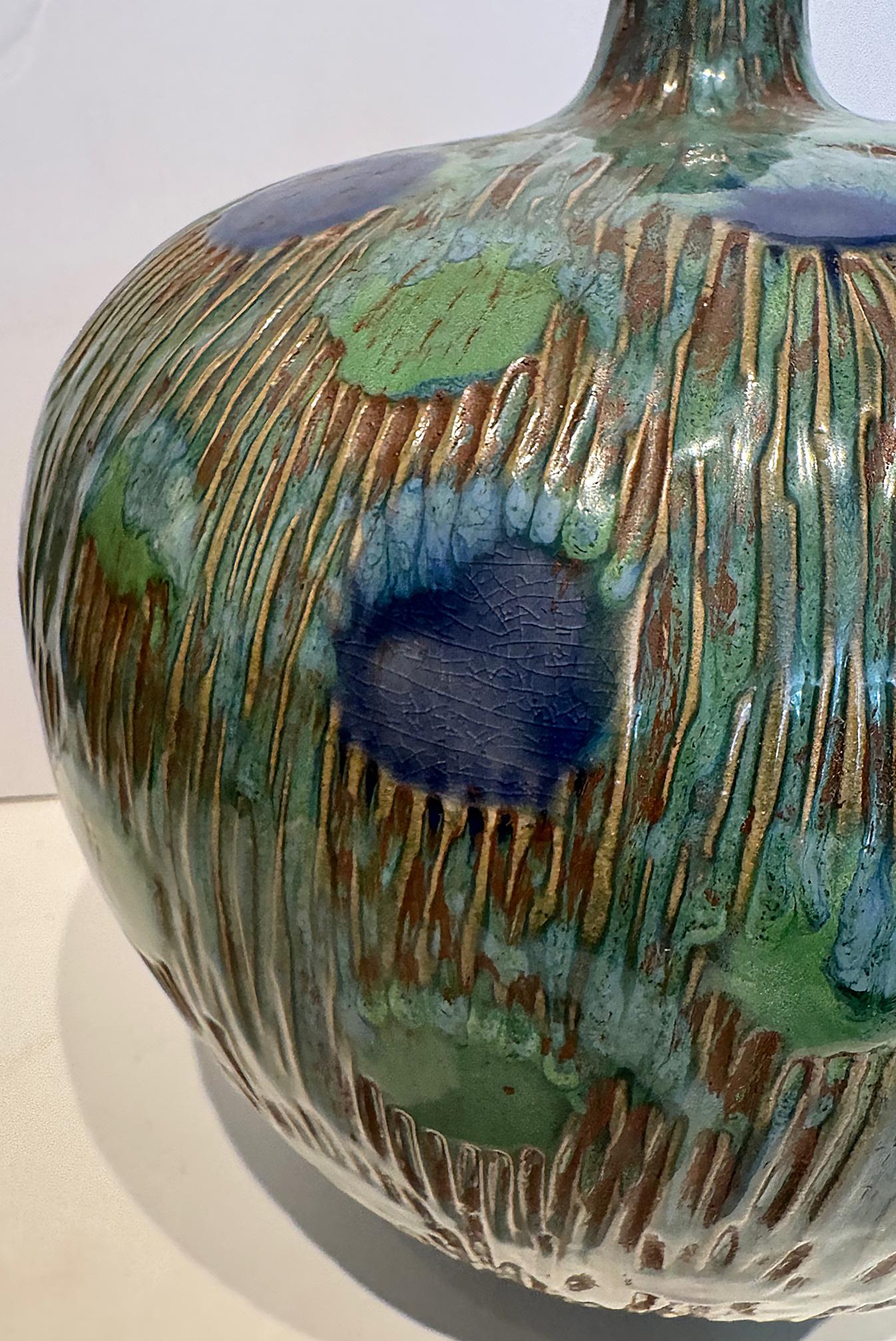 Vase à pied unique en céramique incisée à motifs asiatiques et émaillée en vente 6