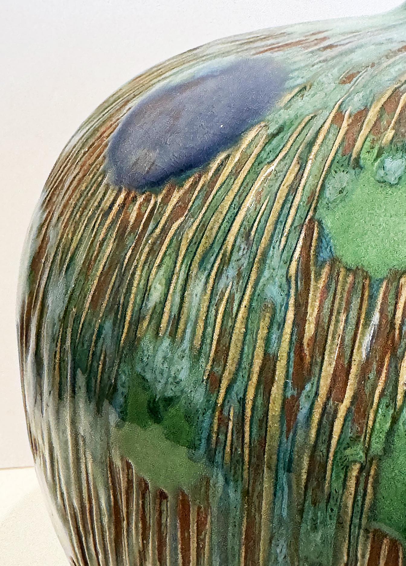 Vase à pied unique en céramique incisée à motifs asiatiques et émaillée en vente 7