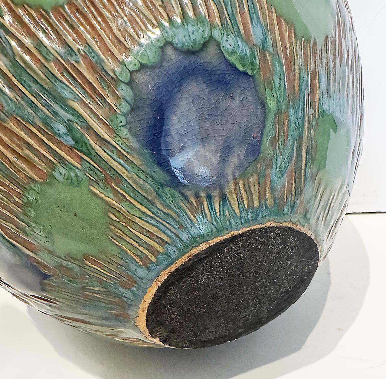 Vase à pied unique en céramique incisée à motifs asiatiques et émaillée en vente 8