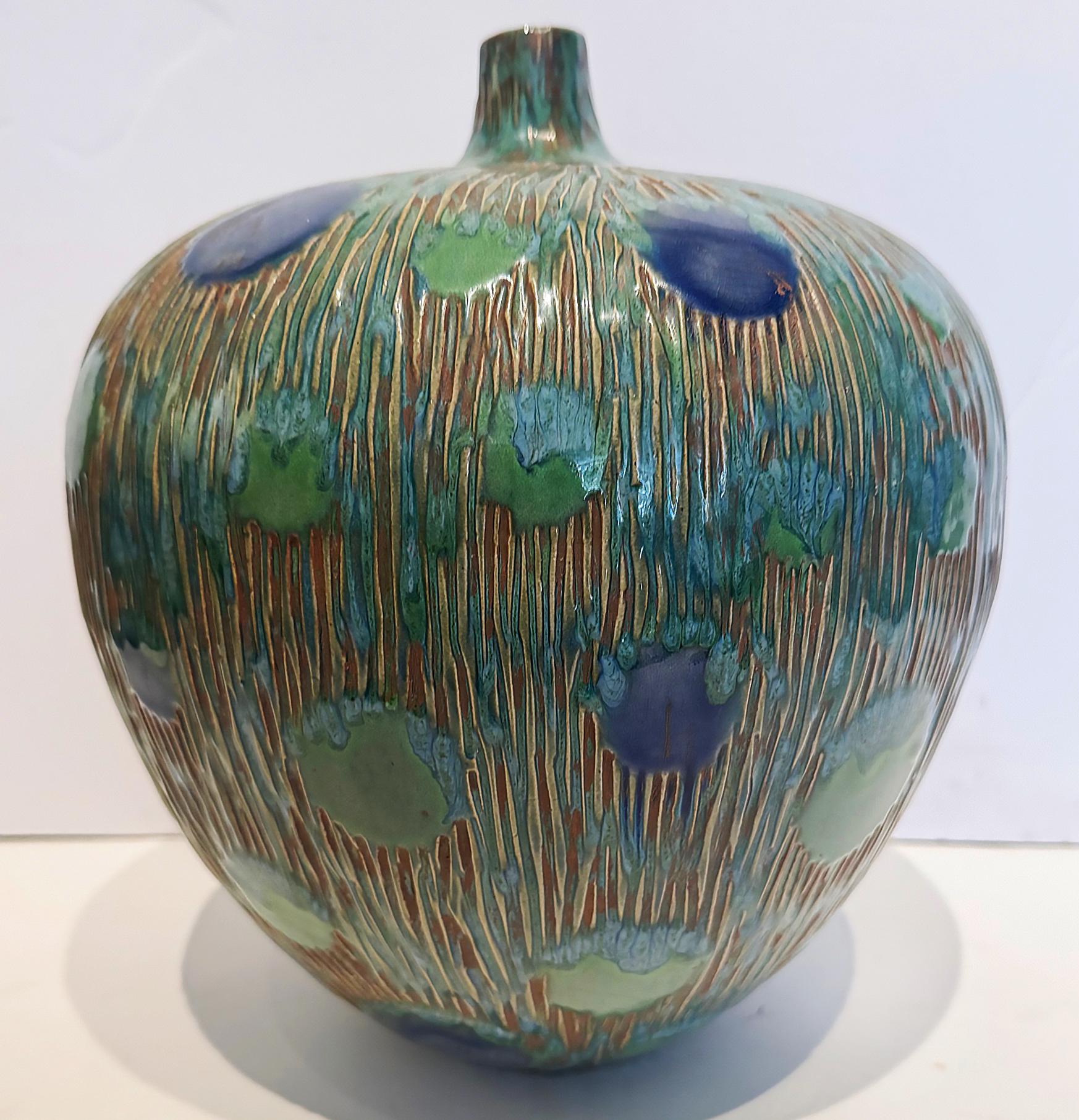 Vase à pied unique en céramique incisée à motifs asiatiques et émaillée

Nous proposons à la vente un joli récipient en céramique incisée, au col étroit, dans des tons bleus et verts. Le vase ou le pot a un aspect oriental moderne et est parfait
