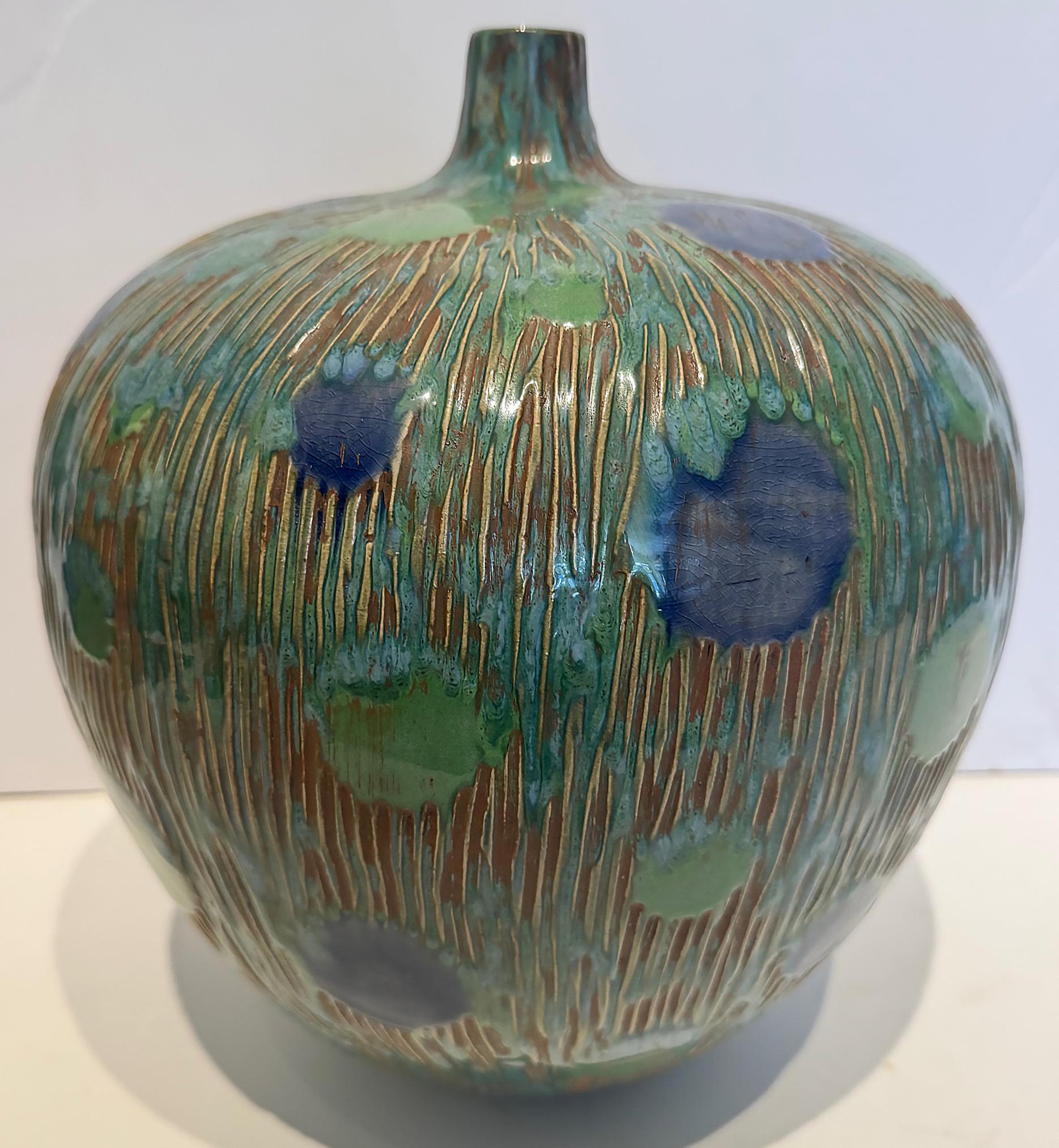 Sculpté Vase à pied unique en céramique incisée à motifs asiatiques et émaillée en vente