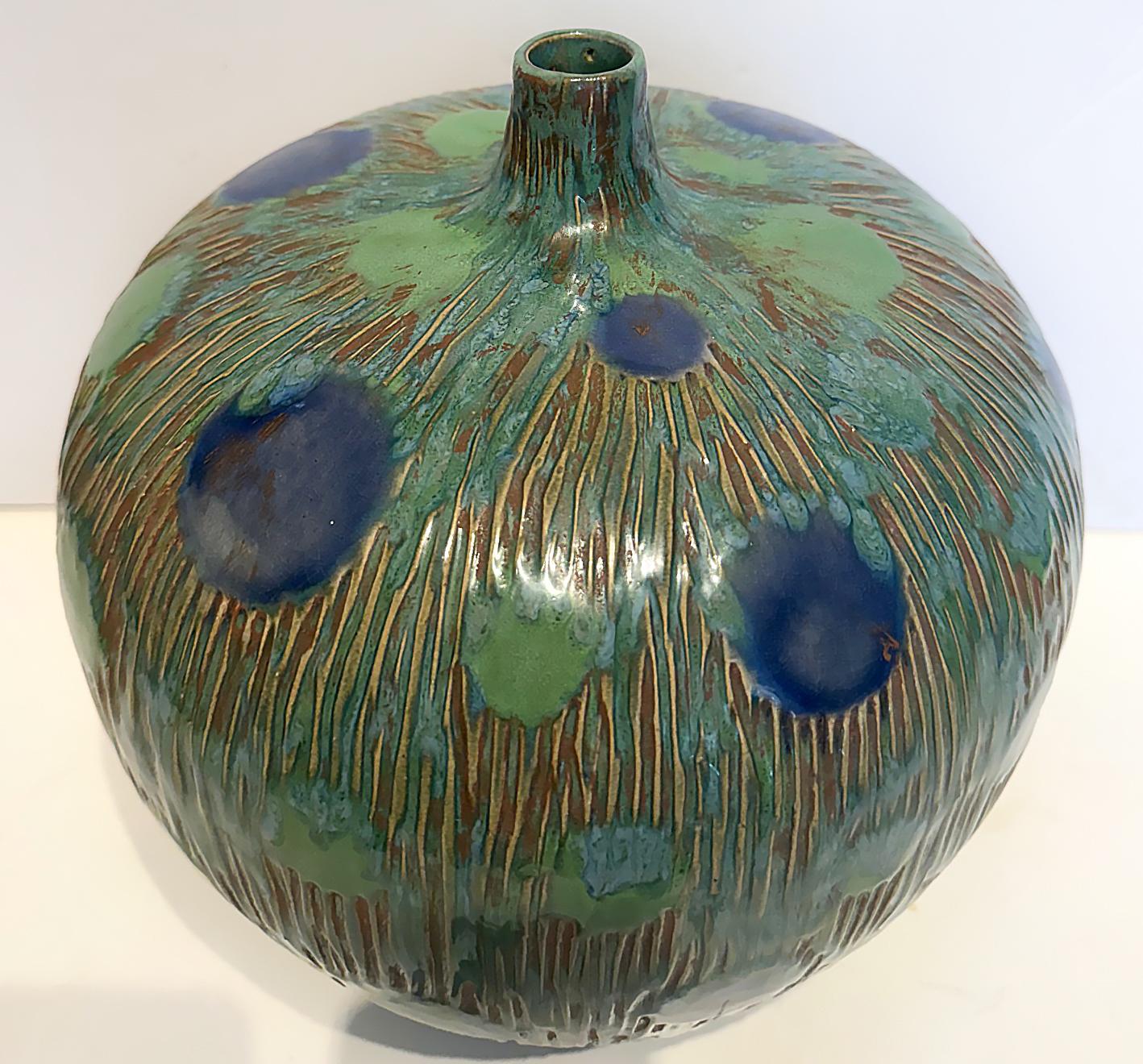 Vase à pied unique en céramique incisée à motifs asiatiques et émaillée Bon état - En vente à Miami, FL