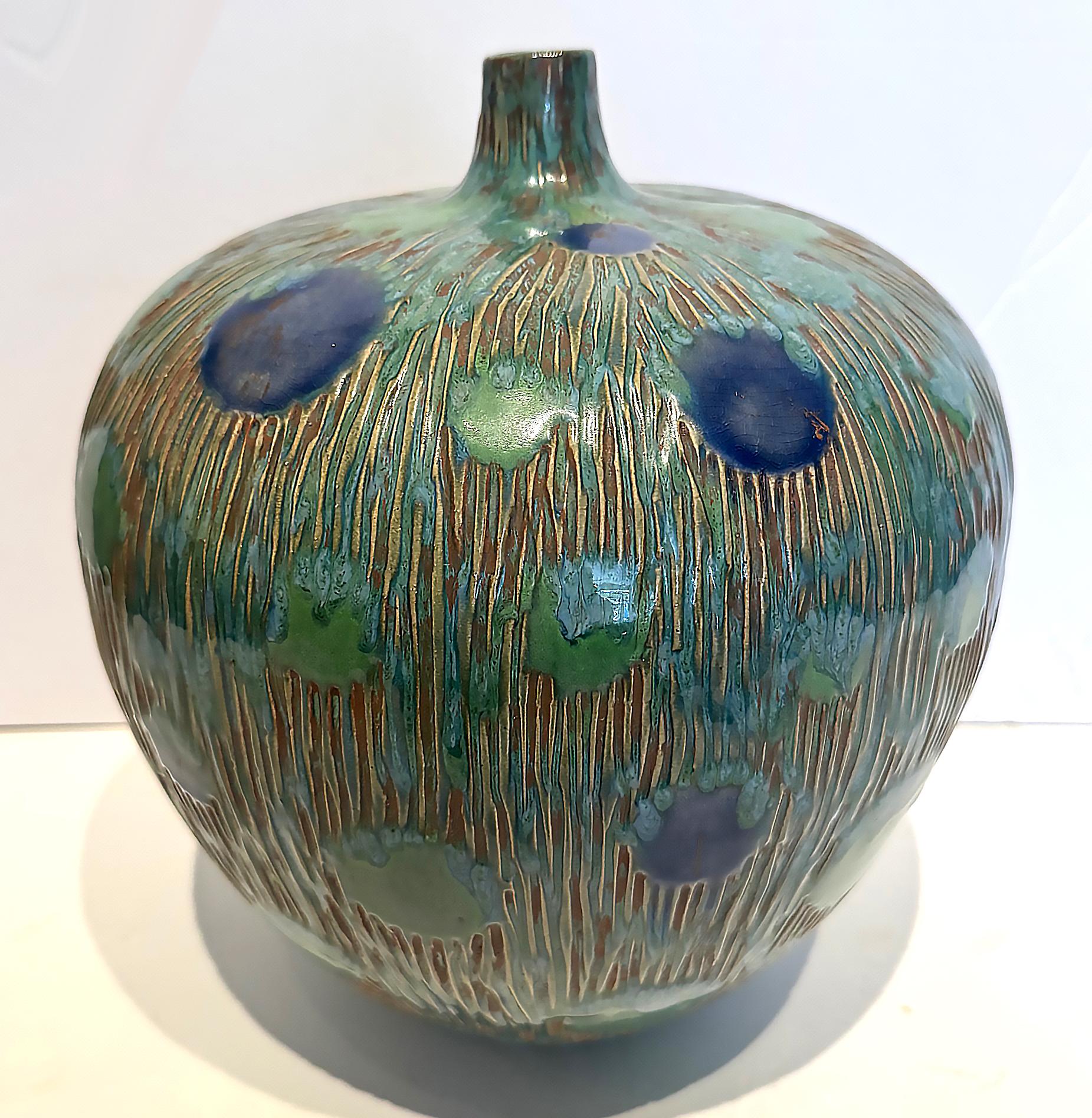 20ième siècle Vase à pied unique en céramique incisée à motifs asiatiques et émaillée en vente