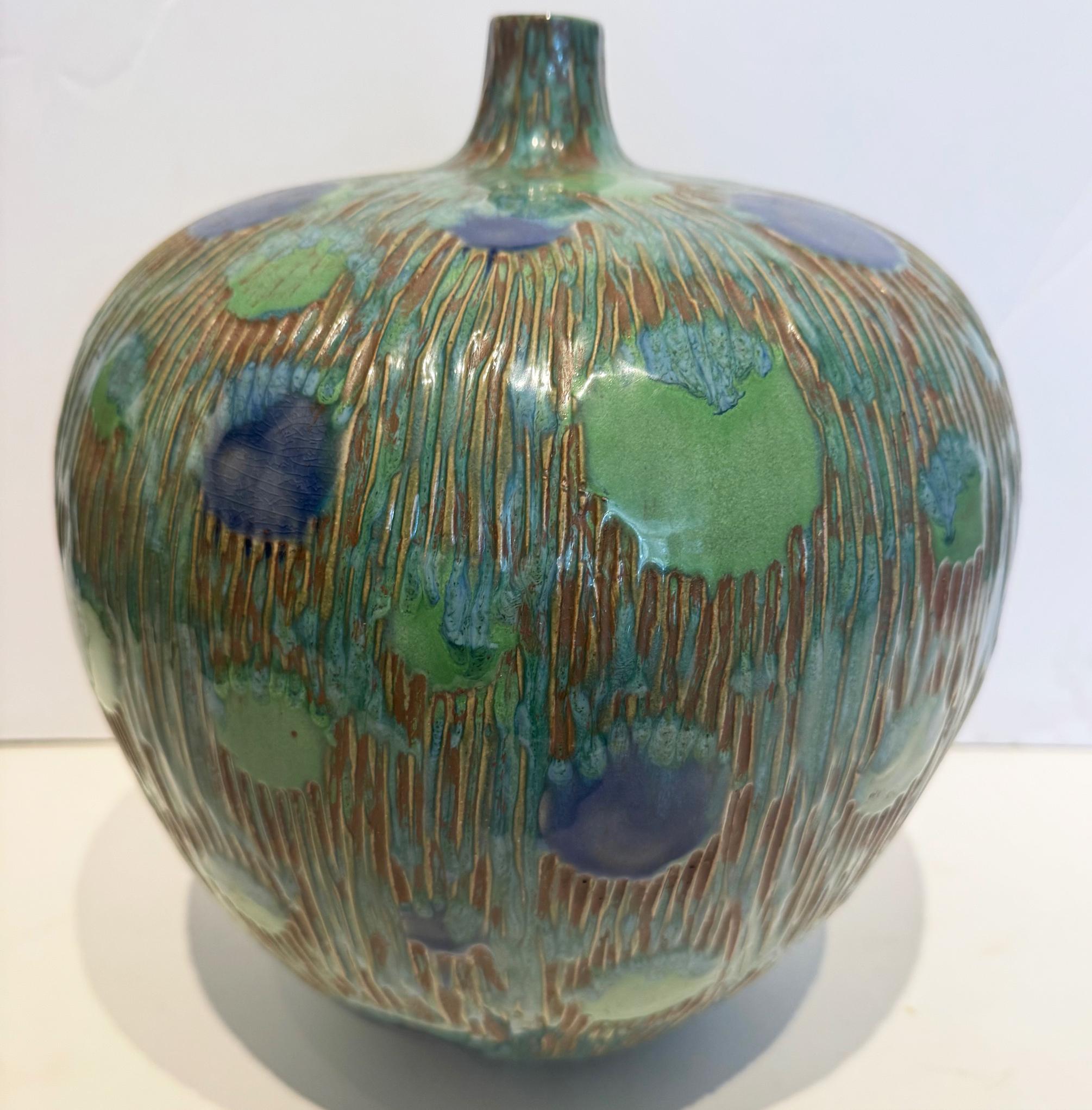 Céramique Vase à pied unique en céramique incisée à motifs asiatiques et émaillée en vente
