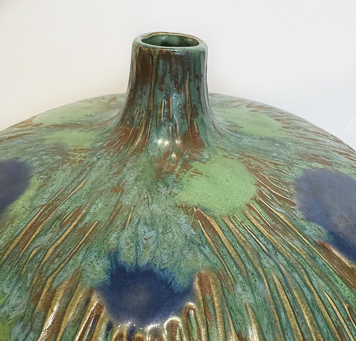 Vase à pied unique en céramique incisée à motifs asiatiques et émaillée en vente 1