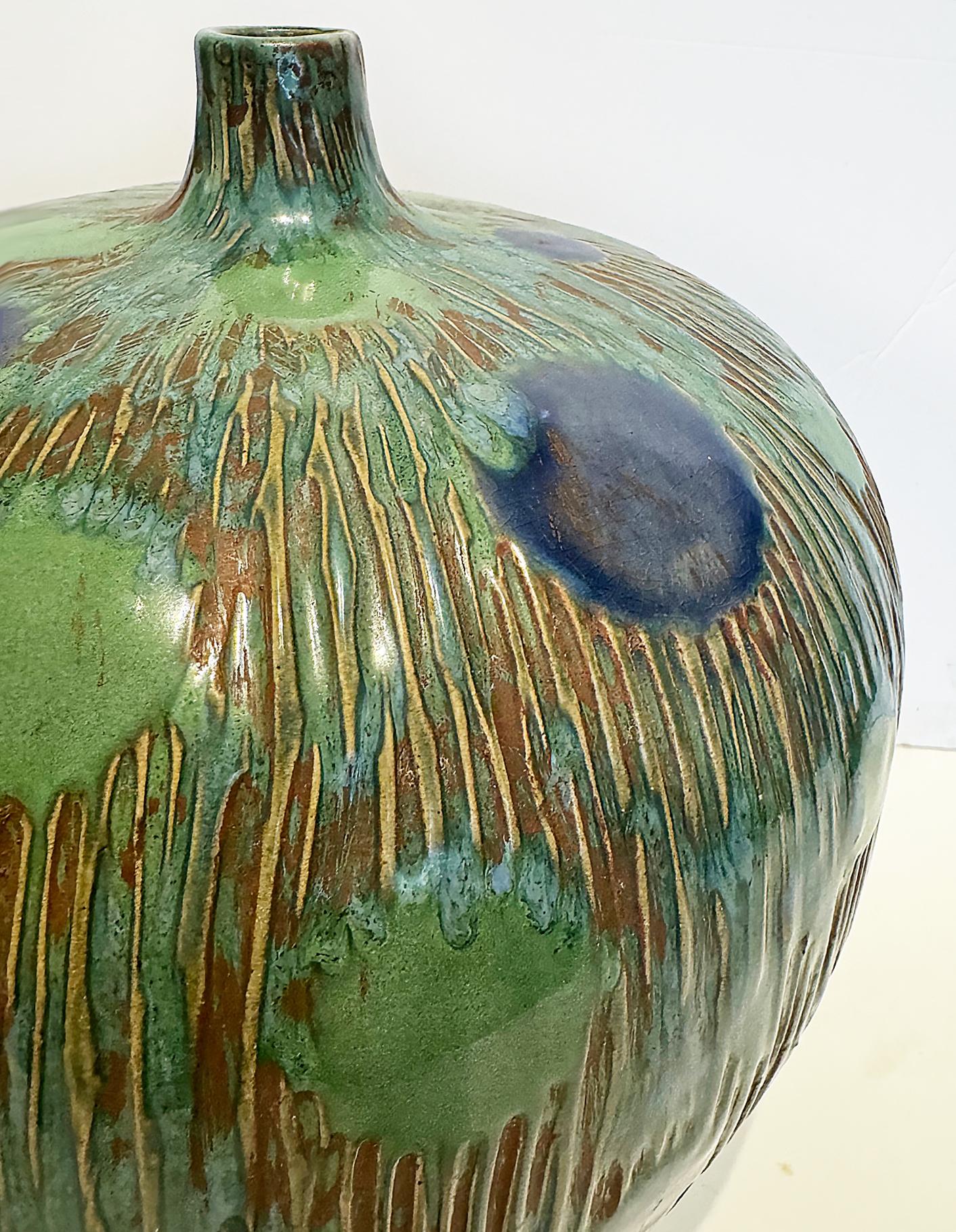 Vase à pied unique en céramique incisée à motifs asiatiques et émaillée en vente 2