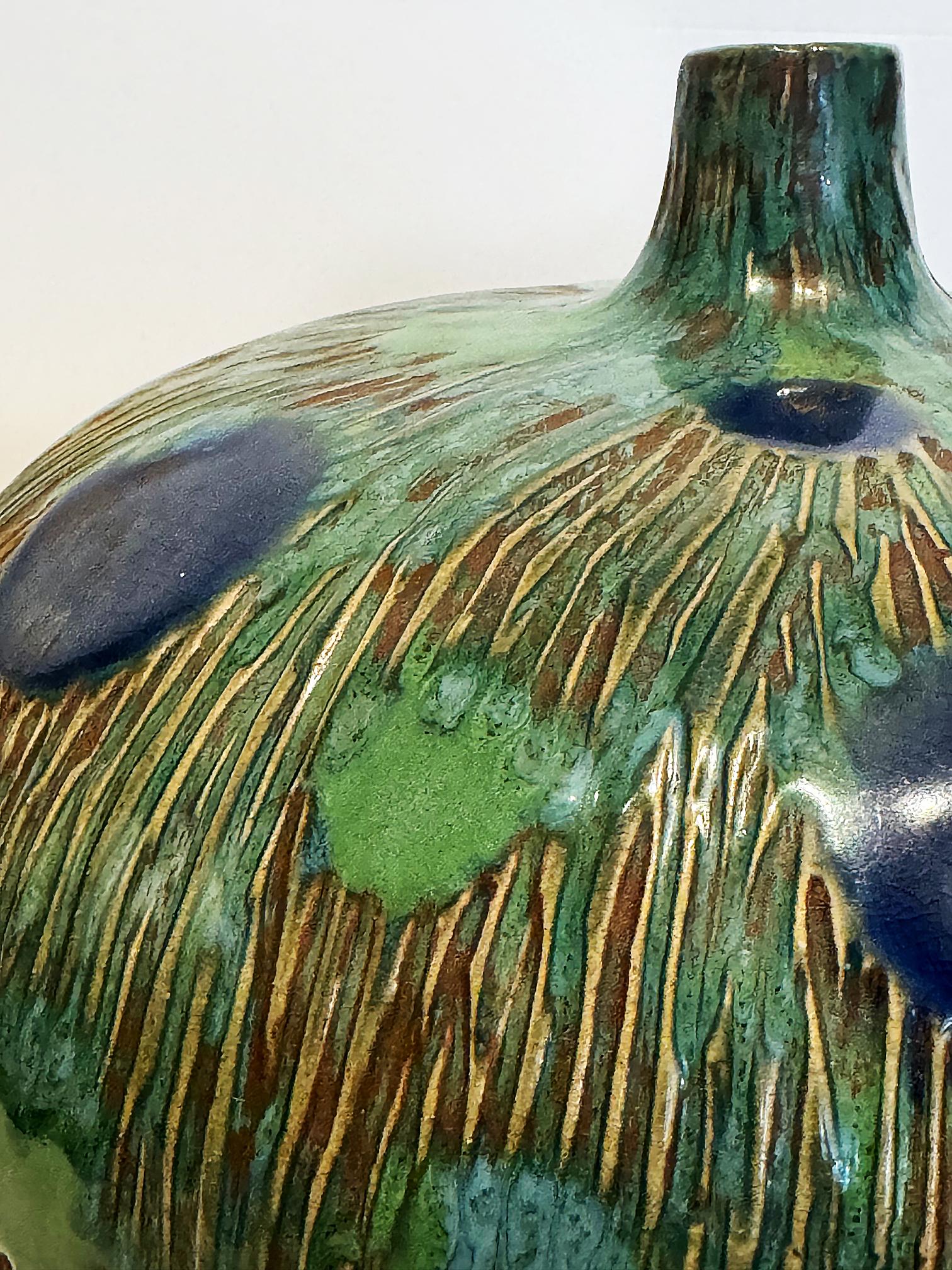 Vase à pied unique en céramique incisée à motifs asiatiques et émaillée en vente 3