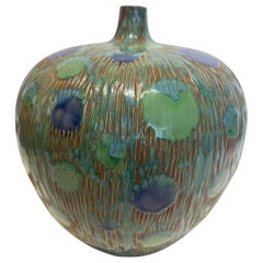 Vaso a stelo singolo in ceramica incisa a motivi asiatici