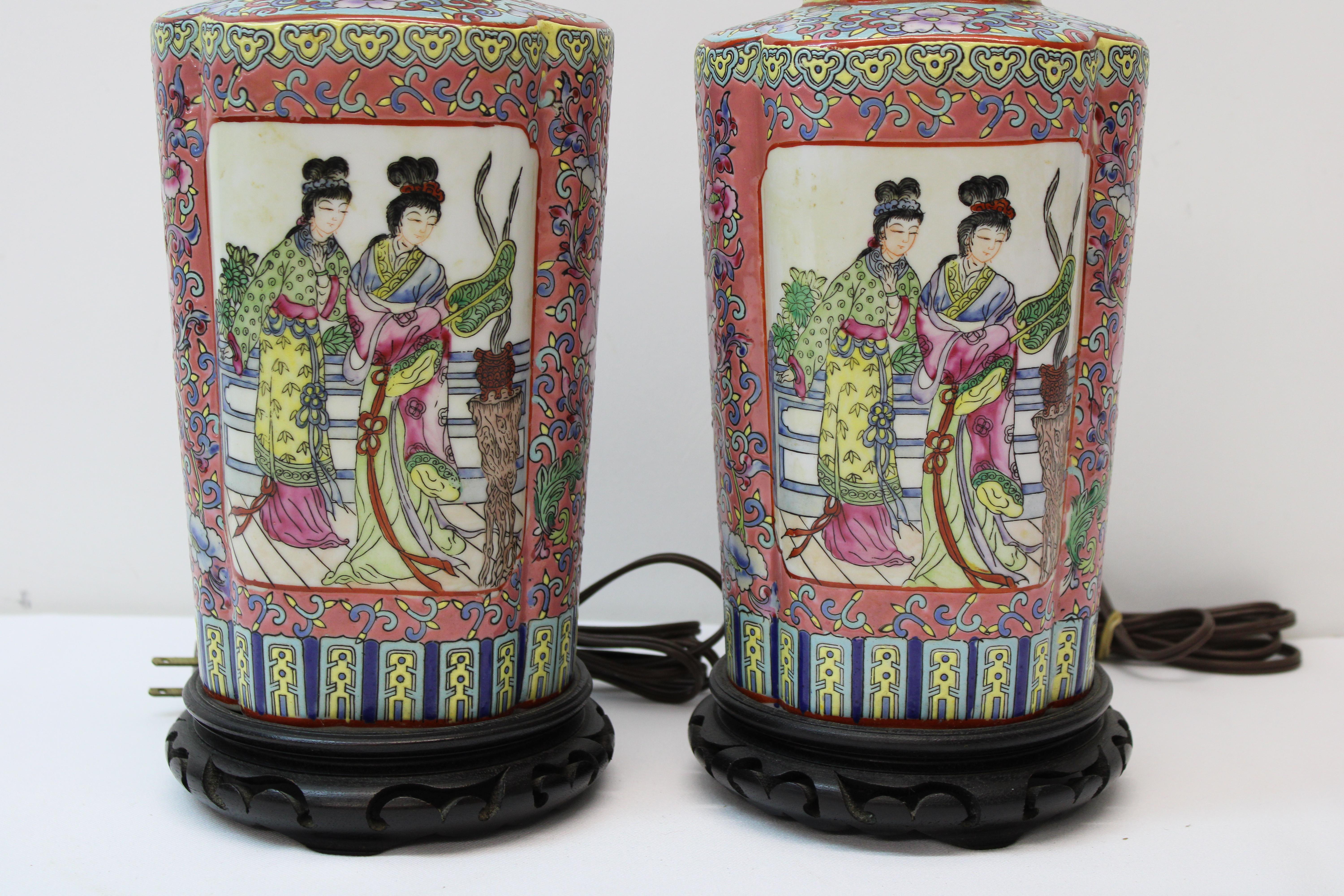C. 20e siècle - Paire de lampes en céramique non émaillée à motif asiatique des années 1940.