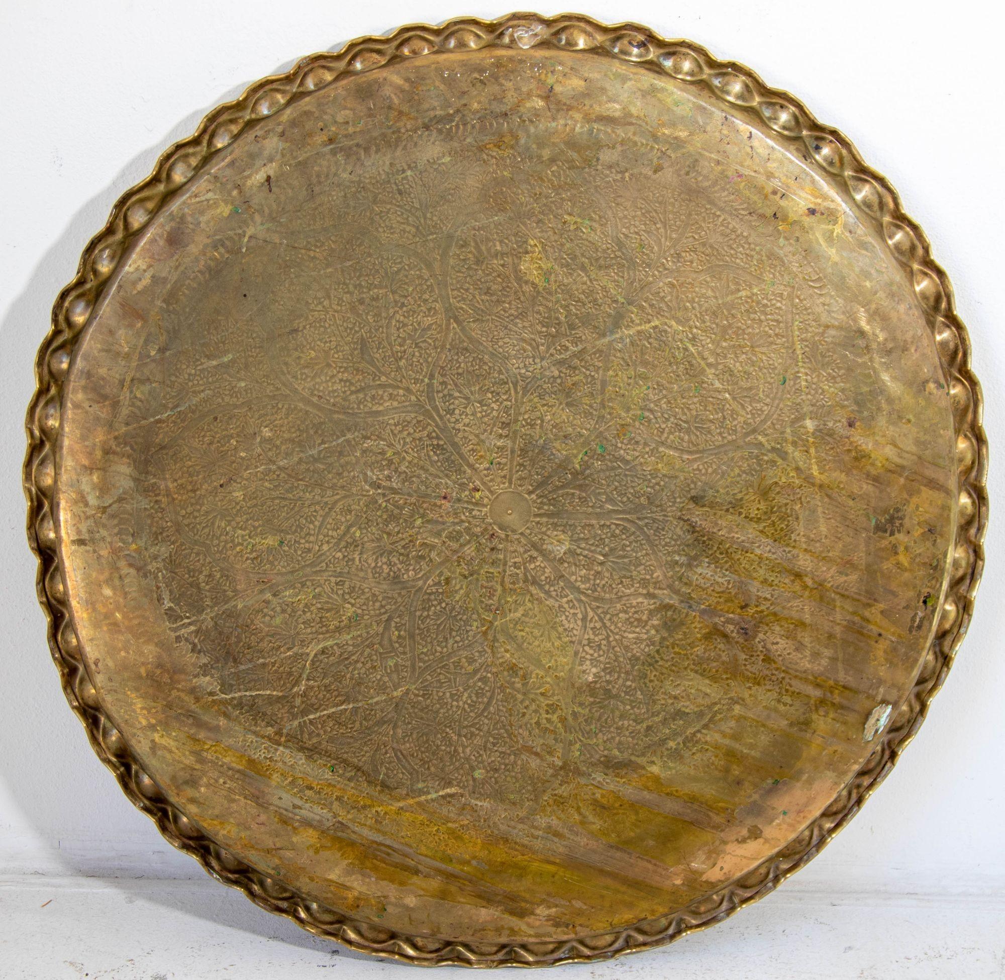 Asian Mughal Rajasthani Large Round Brass Tray with Crest Edges 30 in. en vente 3
