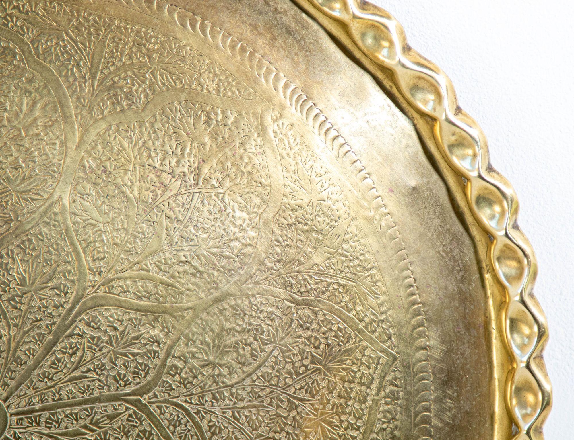 Asian Mughal Rajasthani Large Polished Round Brass Tray with Crest Edges 30 in. For Sale 4