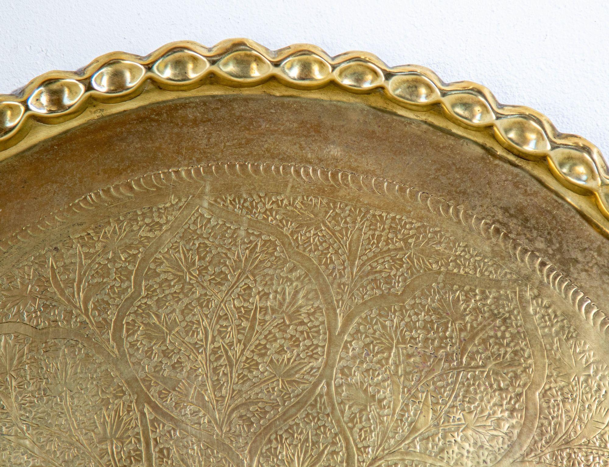Asian Mughal Rajasthani Large Round Brass Tray with Crest Edges 30 in. en vente 7