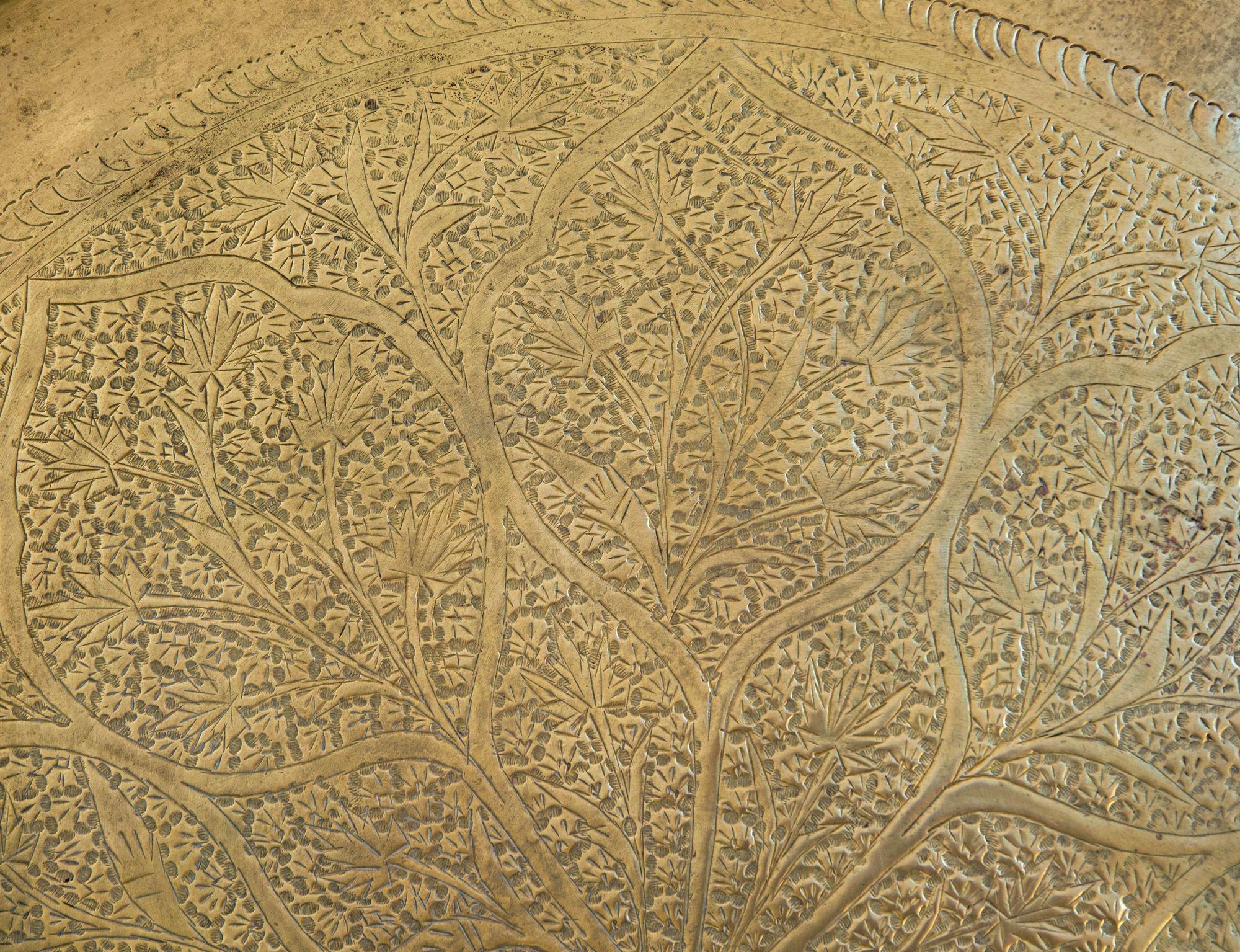 Asian Mughal Rajasthani Large Round Brass Tray with Crest Edges 30 in. en vente 8