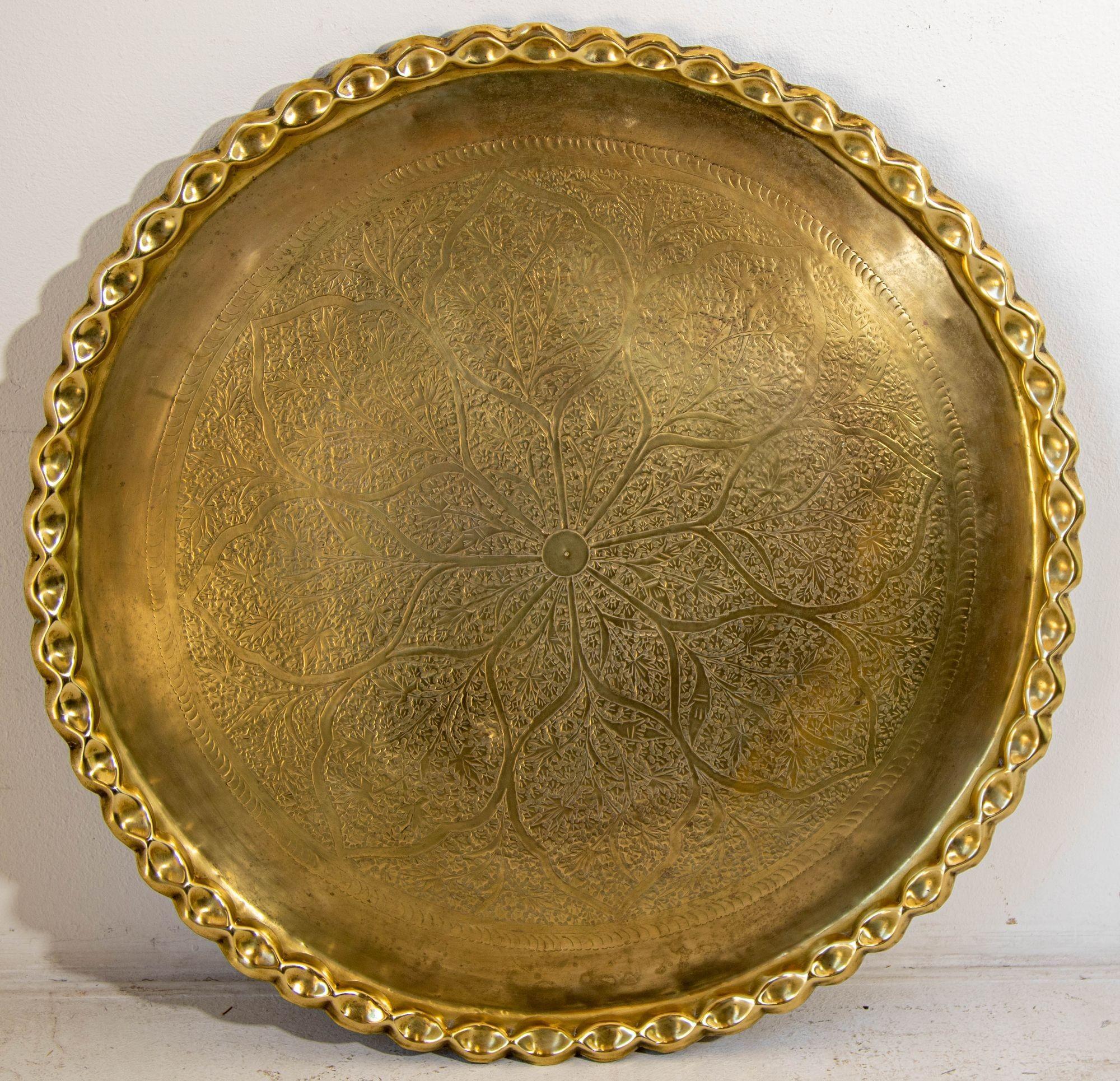 Asian Mughal Rajasthani Large Round Brass Tray with Crest Edges 30 in. en vente 9
