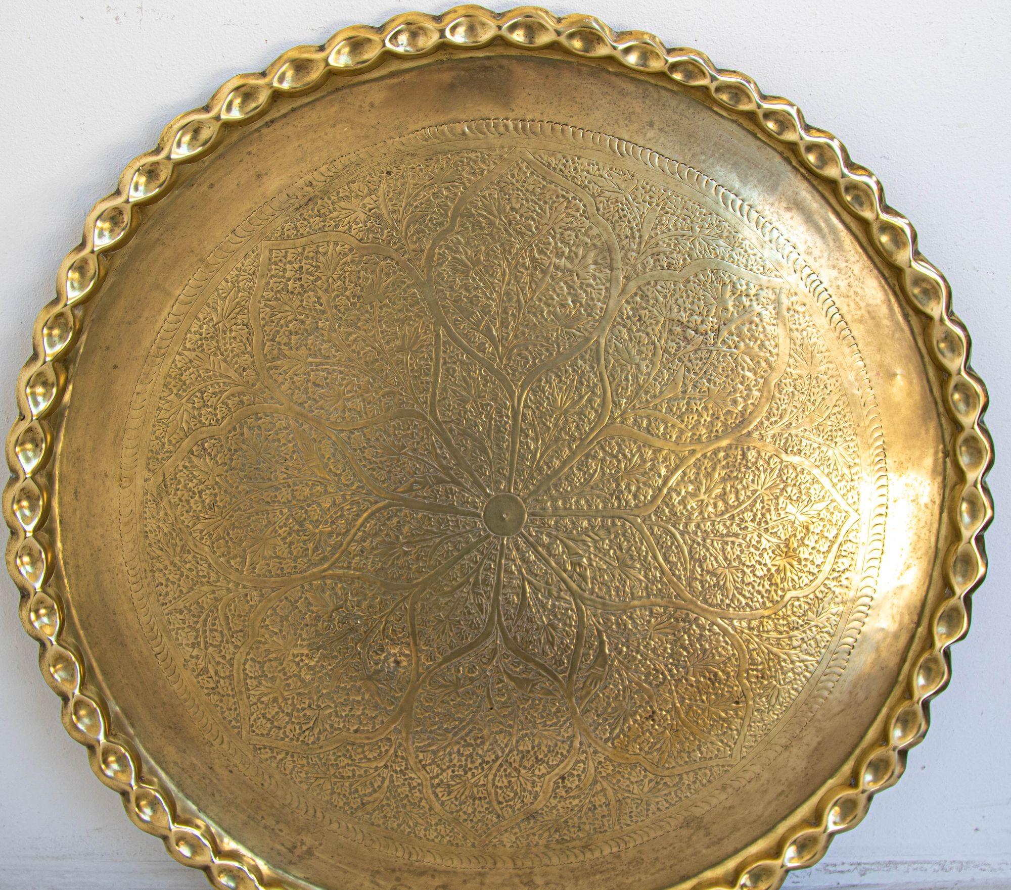 Asian Mughal Rajasthani Large Polished Round Brass Tray with Crest Edges 30 in. For Sale 9