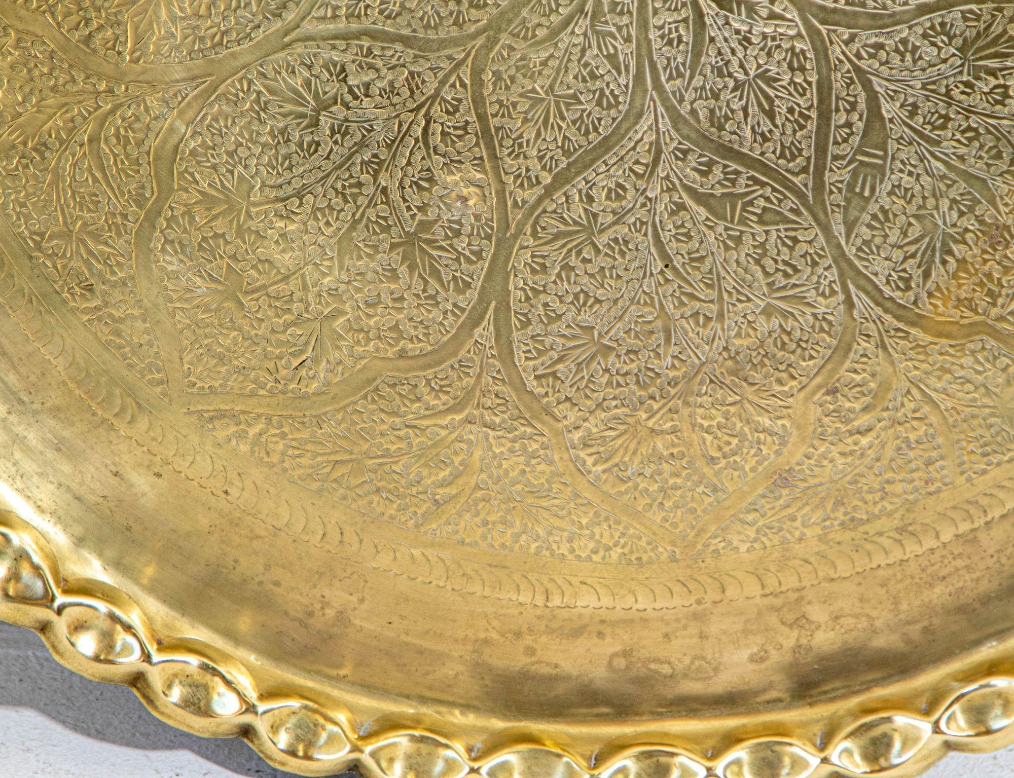 Islamic Asian Mughal Rajasthani Large Polished Round Brass Tray with Crest Edges 30 in. For Sale