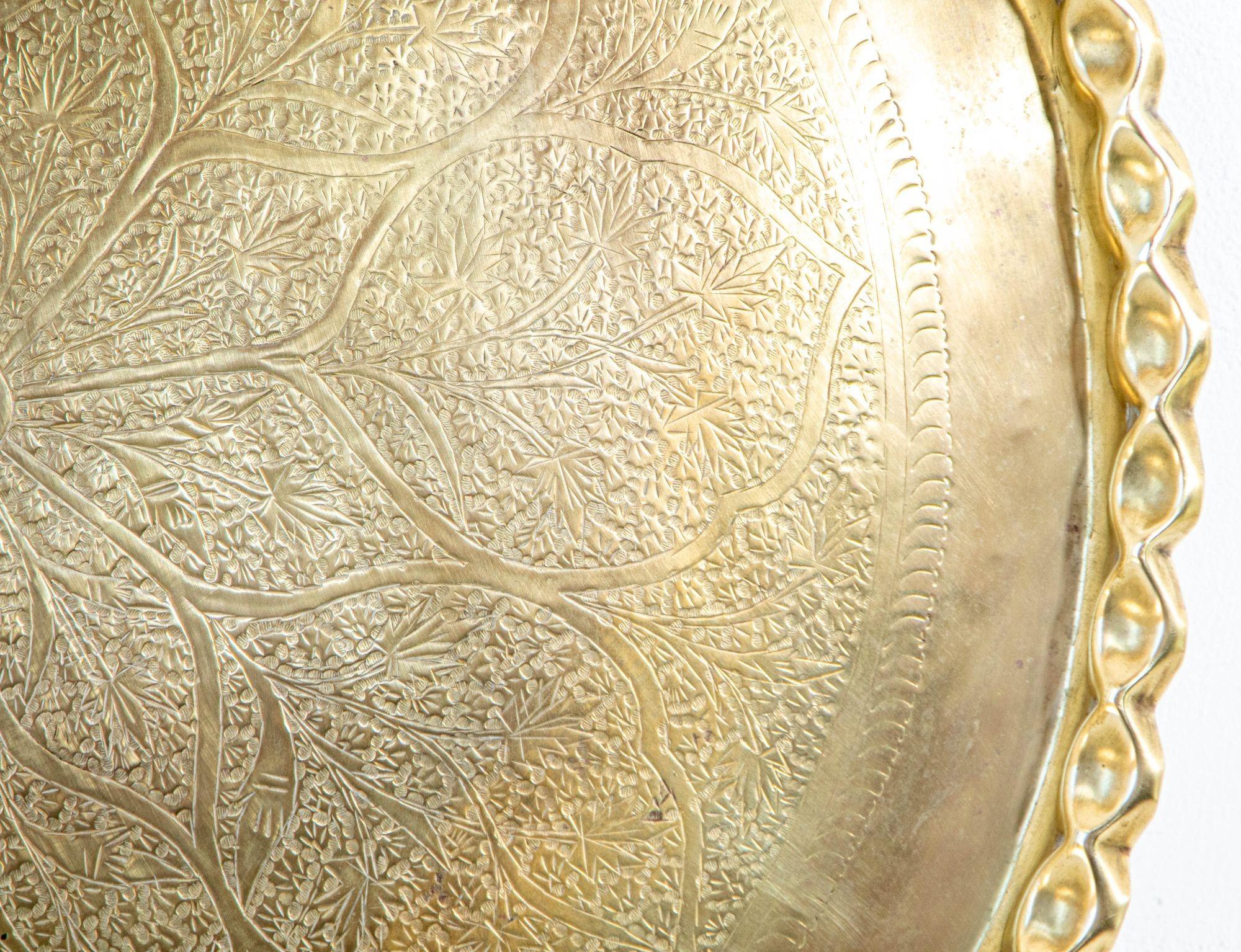 Laiton Asian Mughal Rajasthani Large Round Brass Tray with Crest Edges 30 in. en vente