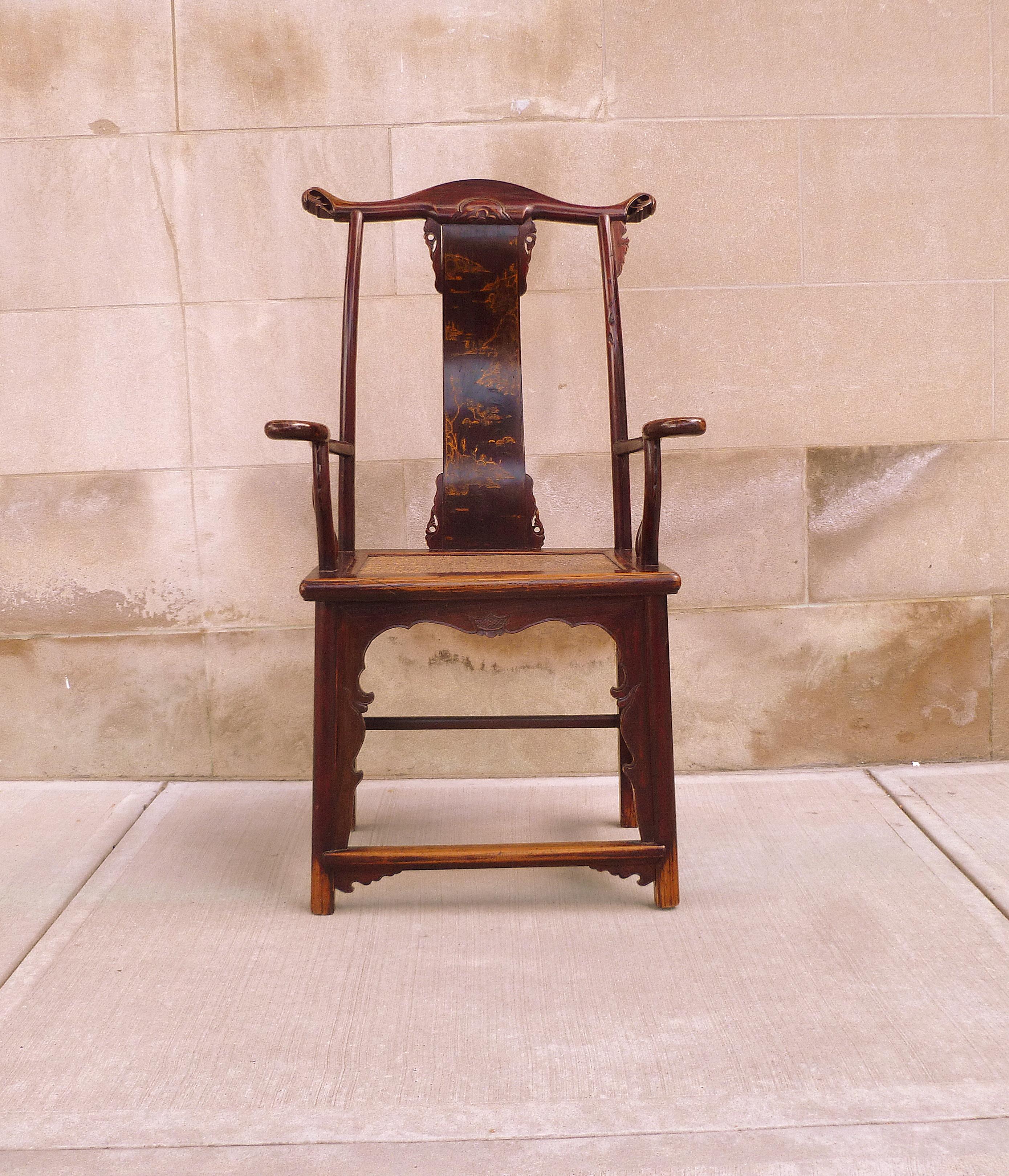 Chaise à chapeau officielle asiatique. Très beau détail et chaise très intéressante.
Quelques motifs paysagers dorés sur le tympan.