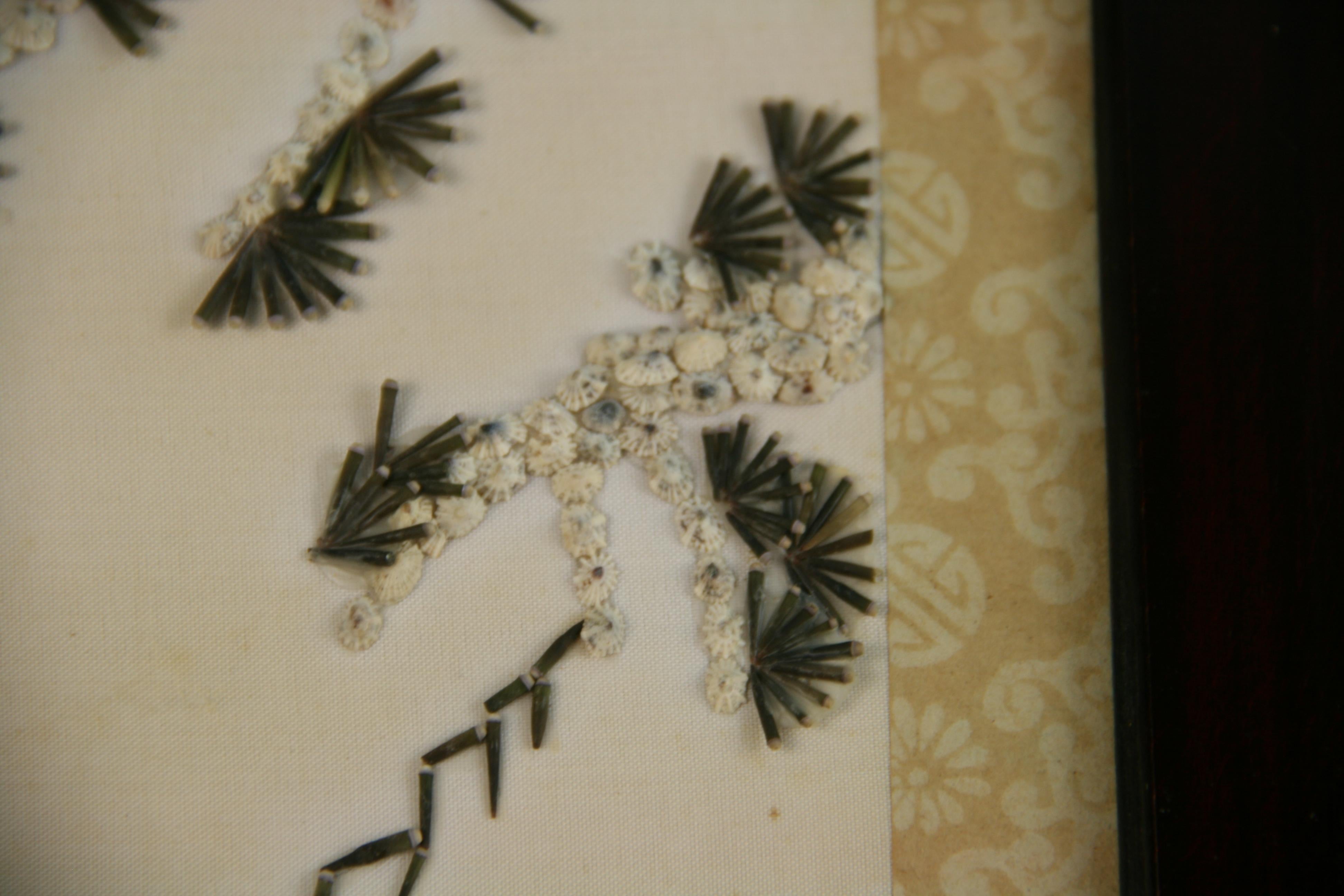 Paon asiatique Hand Made avec coquillages et graines    Décoration murale 1940 en vente 8