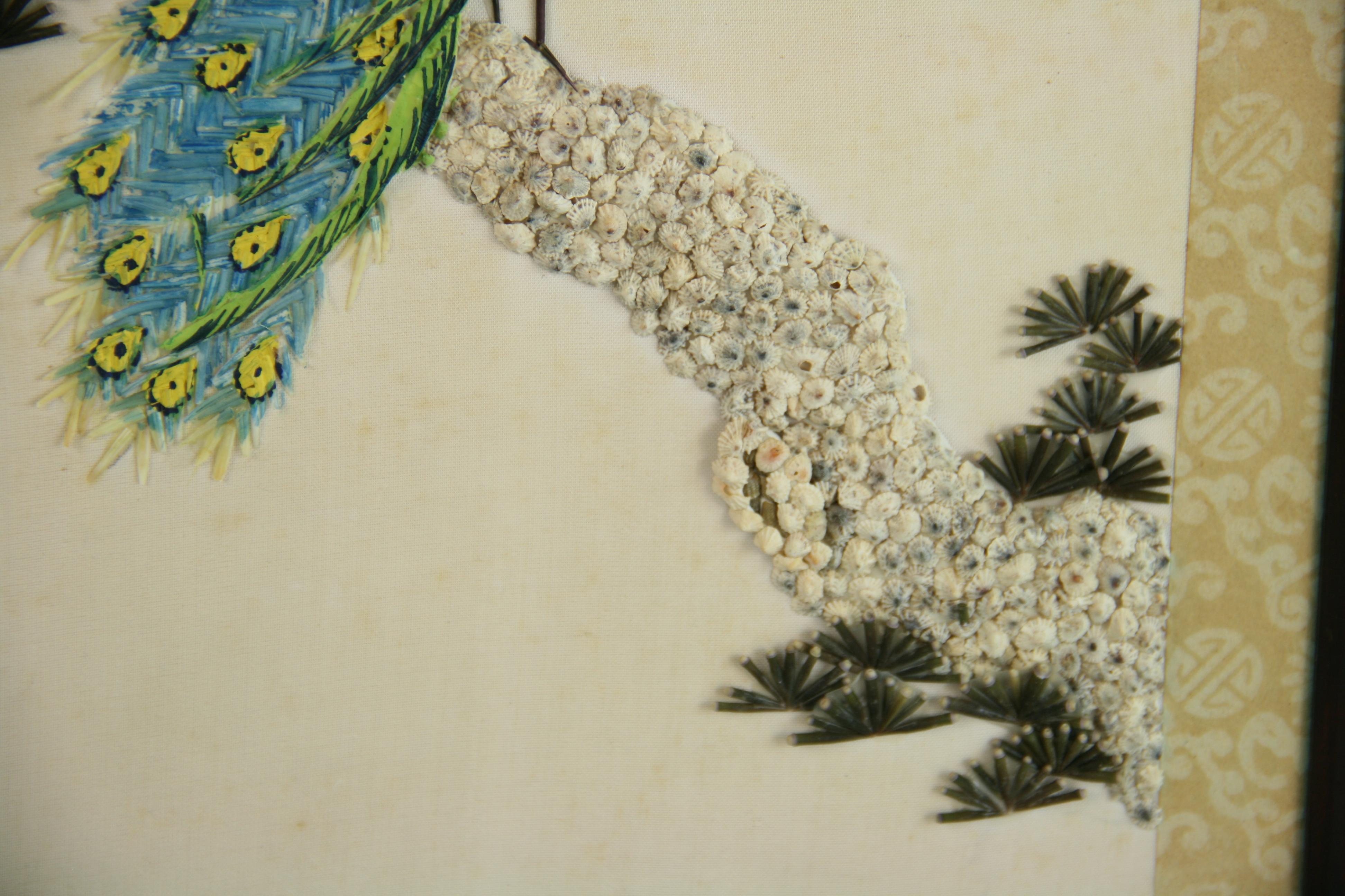 Milieu du XXe siècle Paon asiatique Hand Made avec coquillages et graines    Décoration murale 1940 en vente