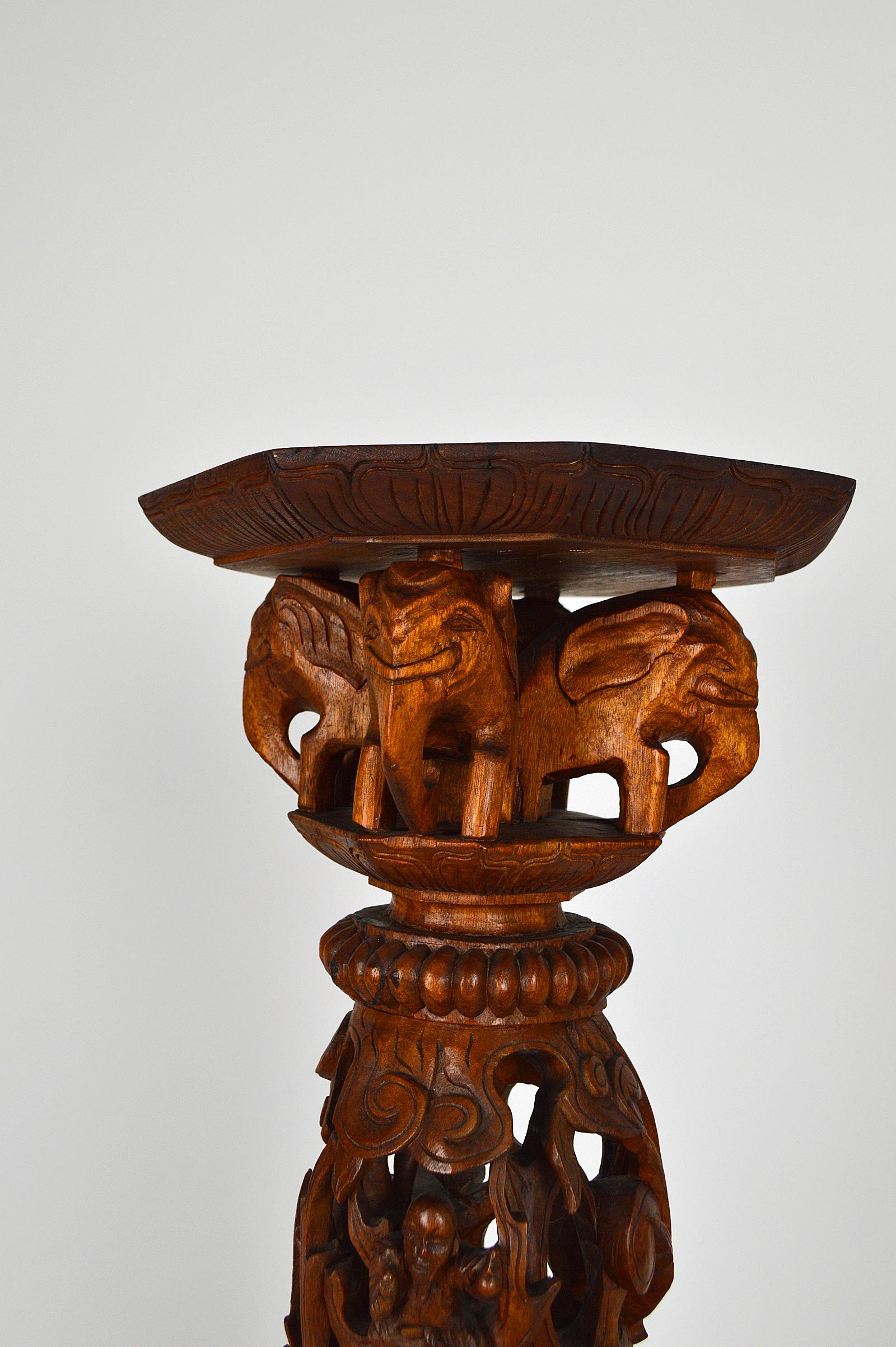 Asian Pedestal Table in Carved Wood on a Mythological Theme, circa 1890 In Good Condition For Sale In VÉZELAY, FR