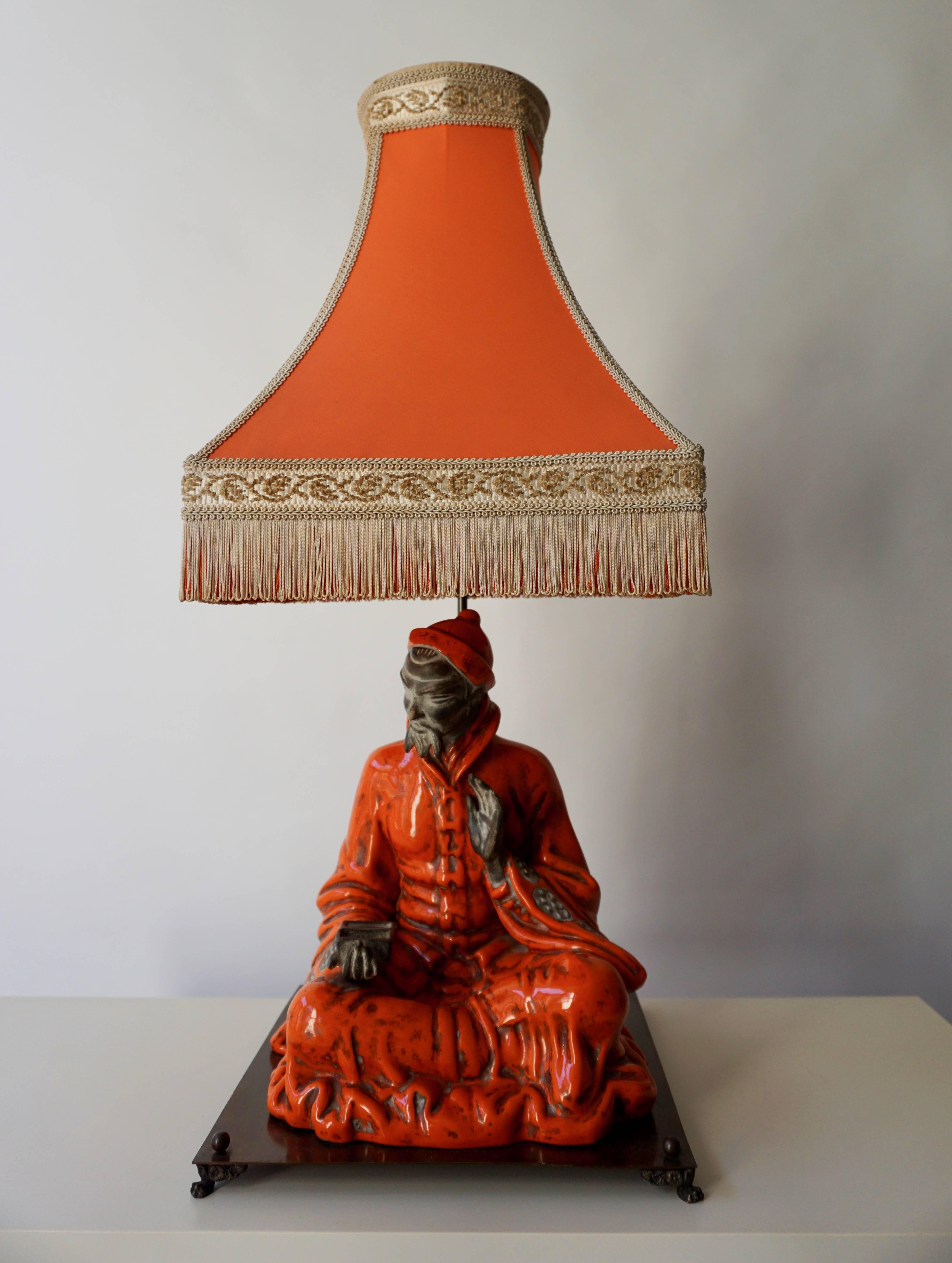 A customized ceramic table lamp of a Asian classical philosopher on a metal base.
Measures: Height table lamp with shade 77 cm.
Height philosopher 37 cm, width 30 cm, depth 30 cm.