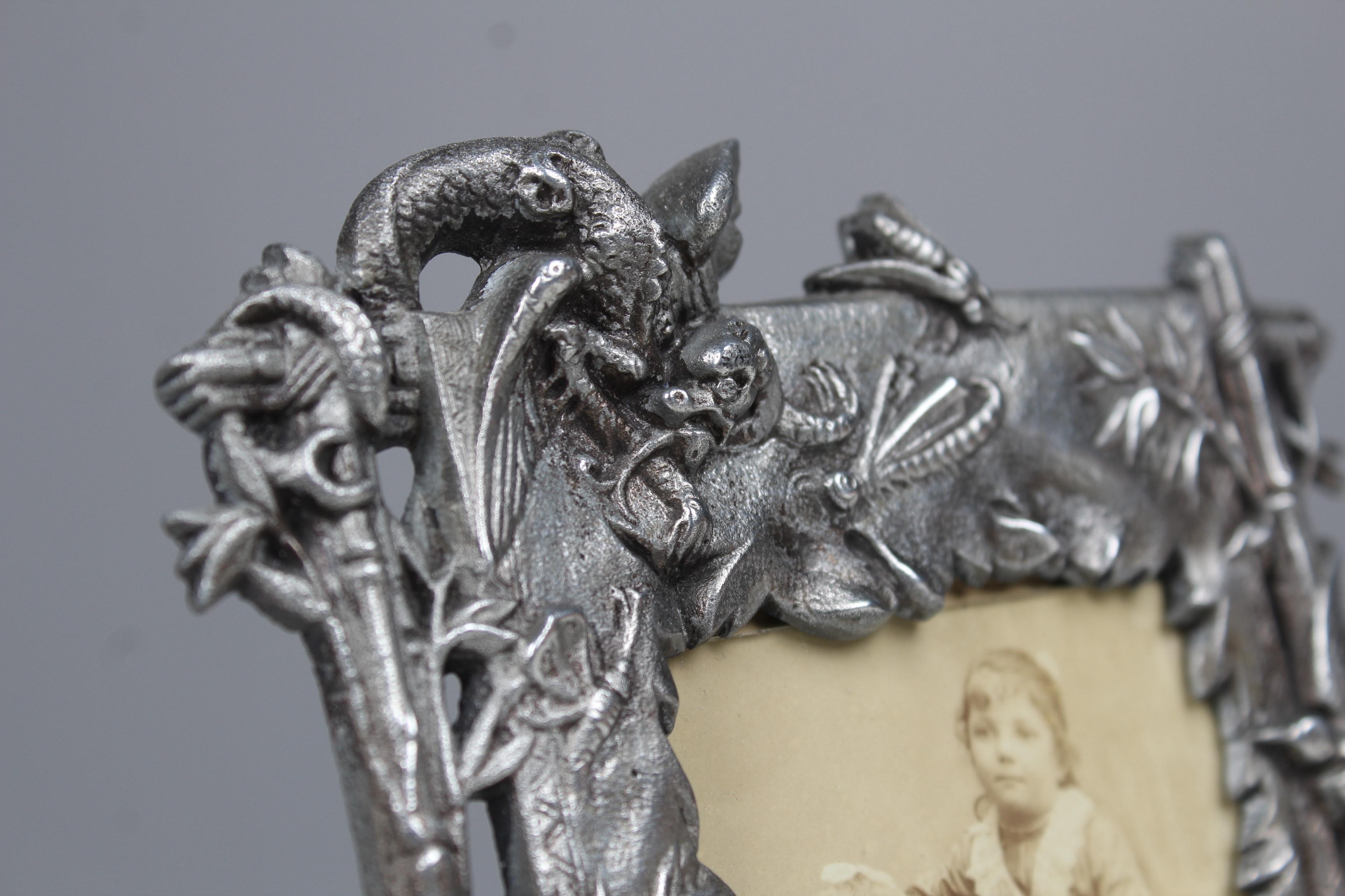 Antique Picture Frame, mid 20th Century.
Nicely detailed ornaments in asian style.
Picture size: 6 x 8 cm.


