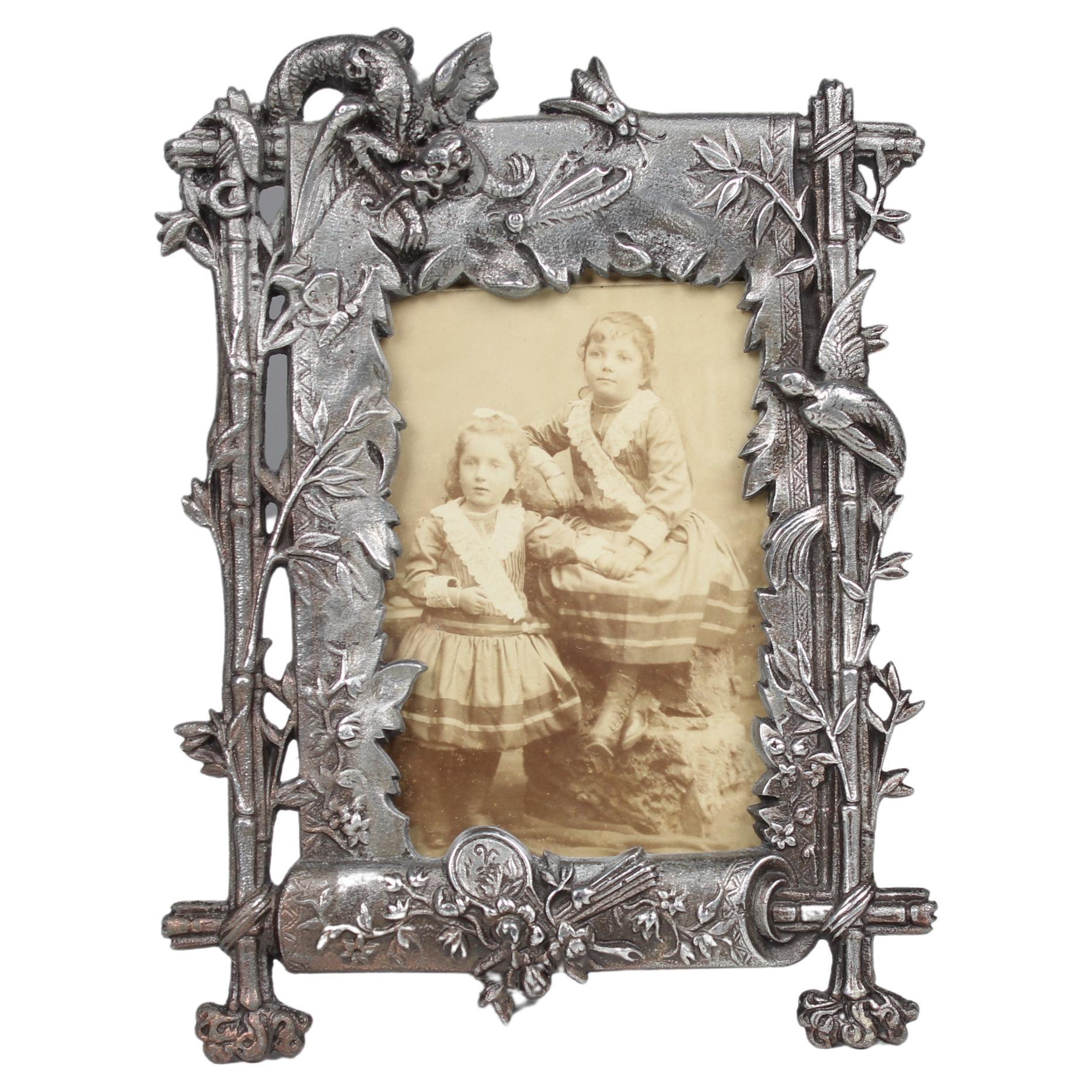Marco de fotos asiático con dragón y ave del paraíso, fundición de cinc, 6 x 8 cm en venta