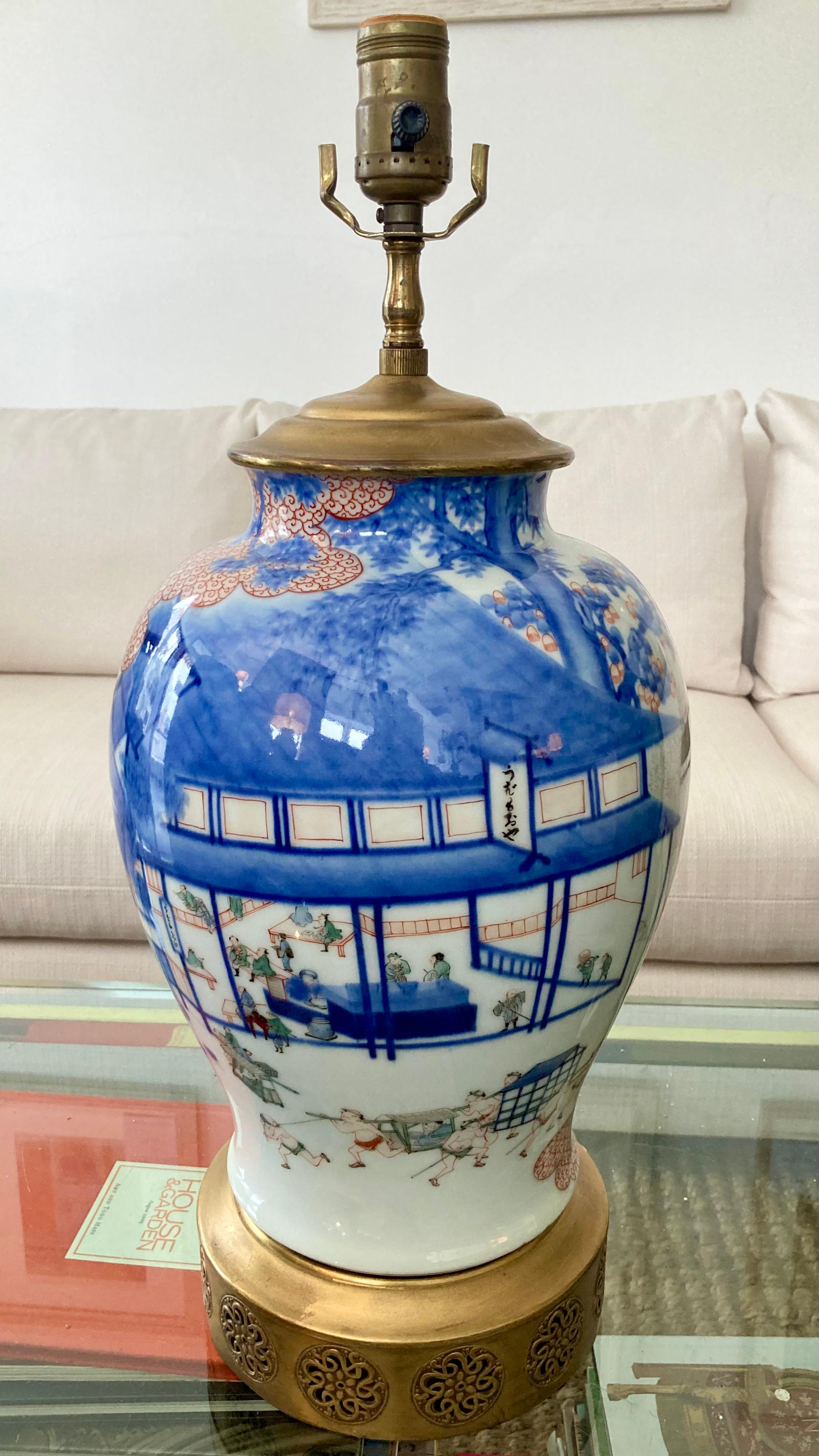 Magnifique lampe de table en porcelaine asiatique. Magnifique scène de paysage peinte à la main avec des couleurs et des détails magnifiques. Il suffit d'ajouter votre style de nuance préféré.