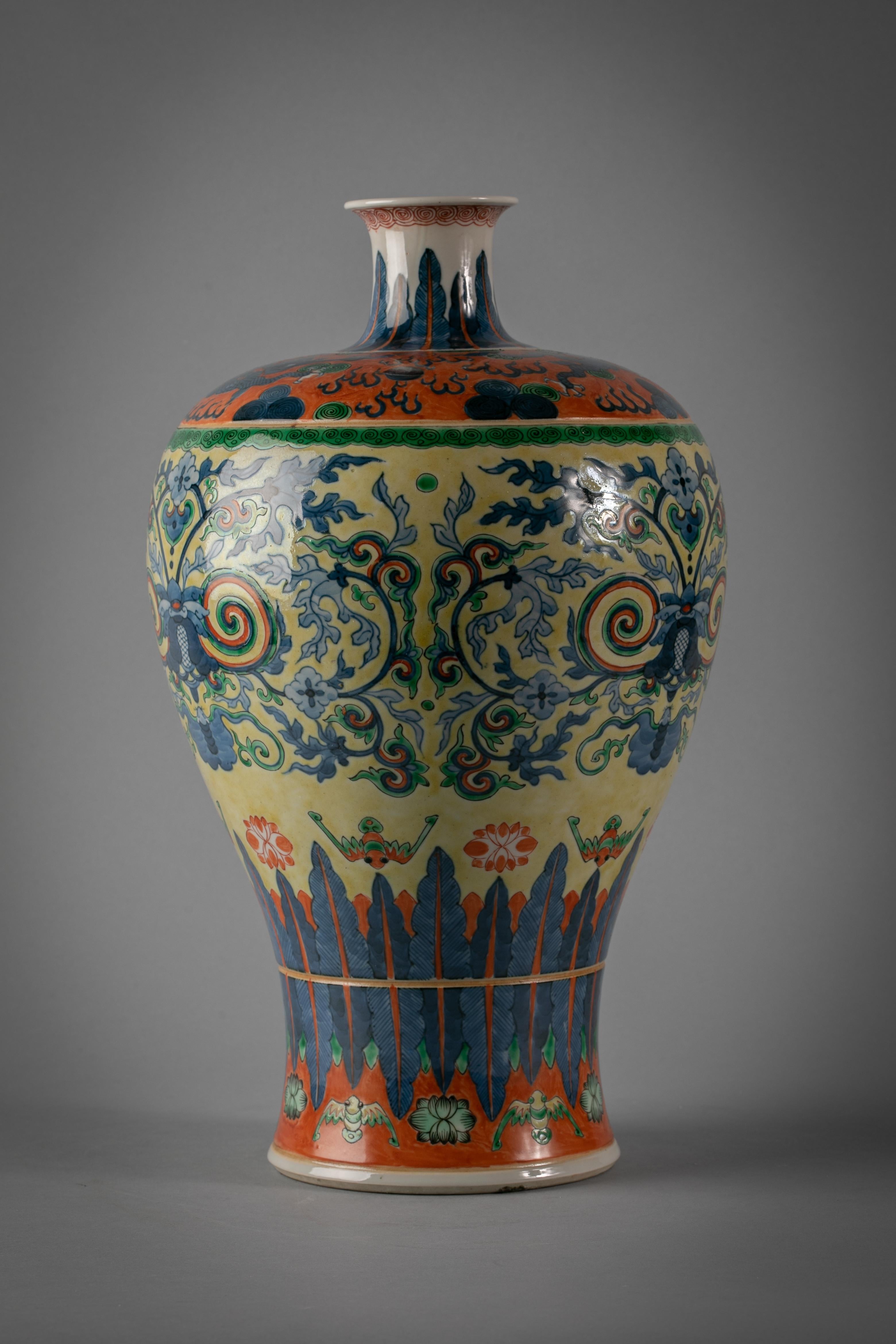 Wahrscheinlich eine blau-weiße chinesische Vase mit einigen nachträglich hinzugefügten Farben.