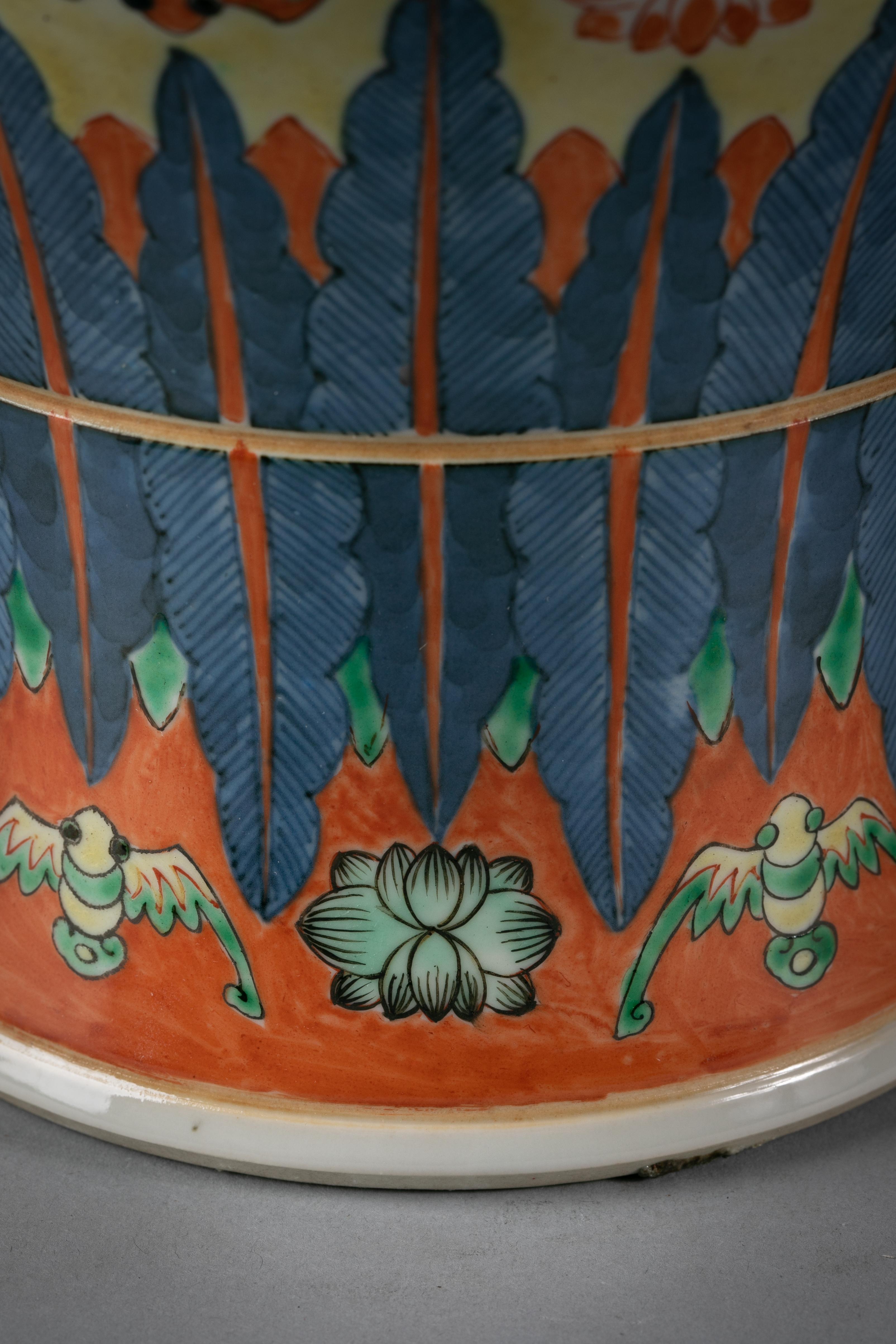 Asiatische Porzellanvase aus Asien, um 1920 (Frühes 20. Jahrhundert) im Angebot