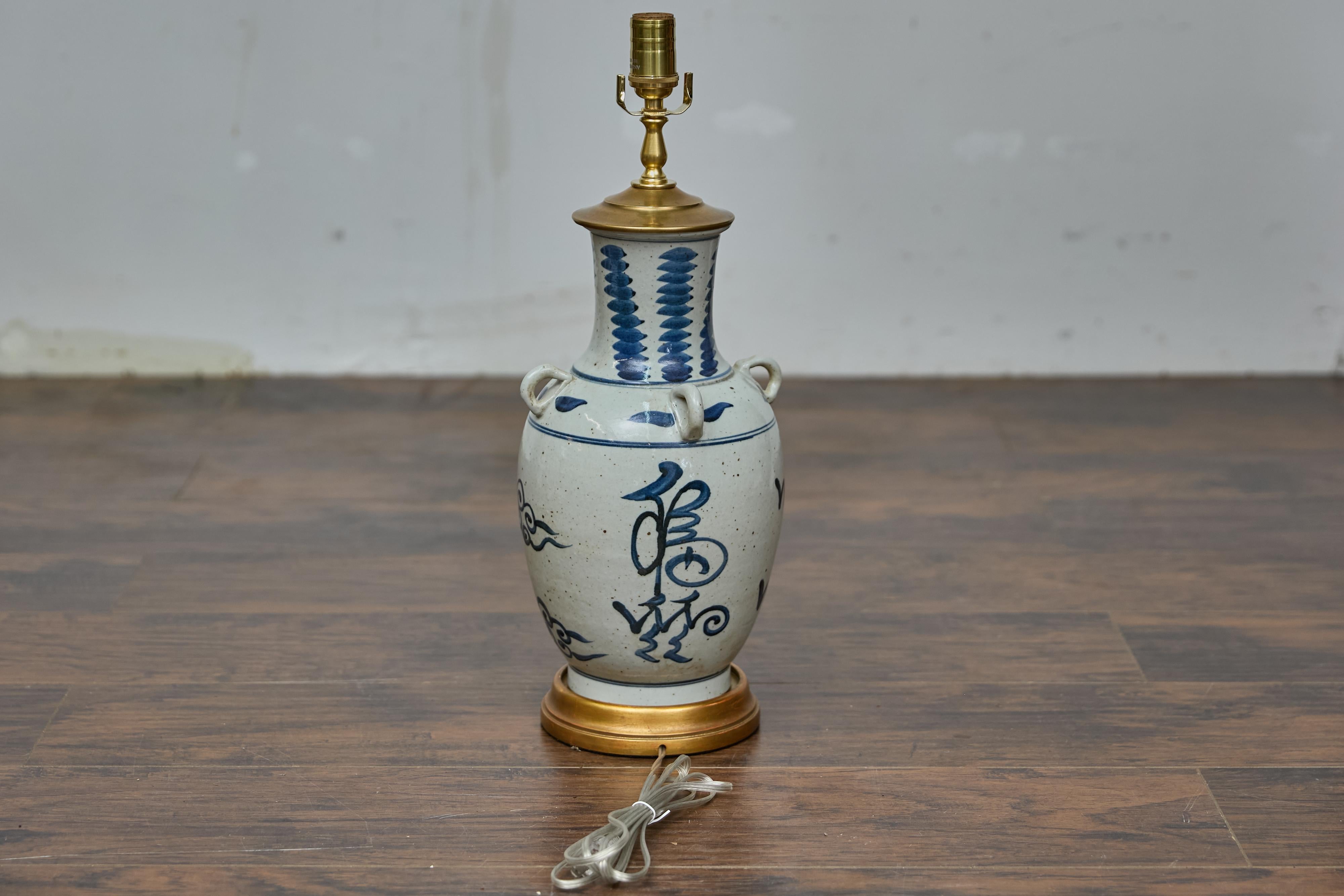 Asiatische Porzellan-Gefäß-Tischlampe mit kobaltfarbener Pinselführung und vergoldetem Sockel im Zustand „Hervorragend“ im Angebot in Atlanta, GA