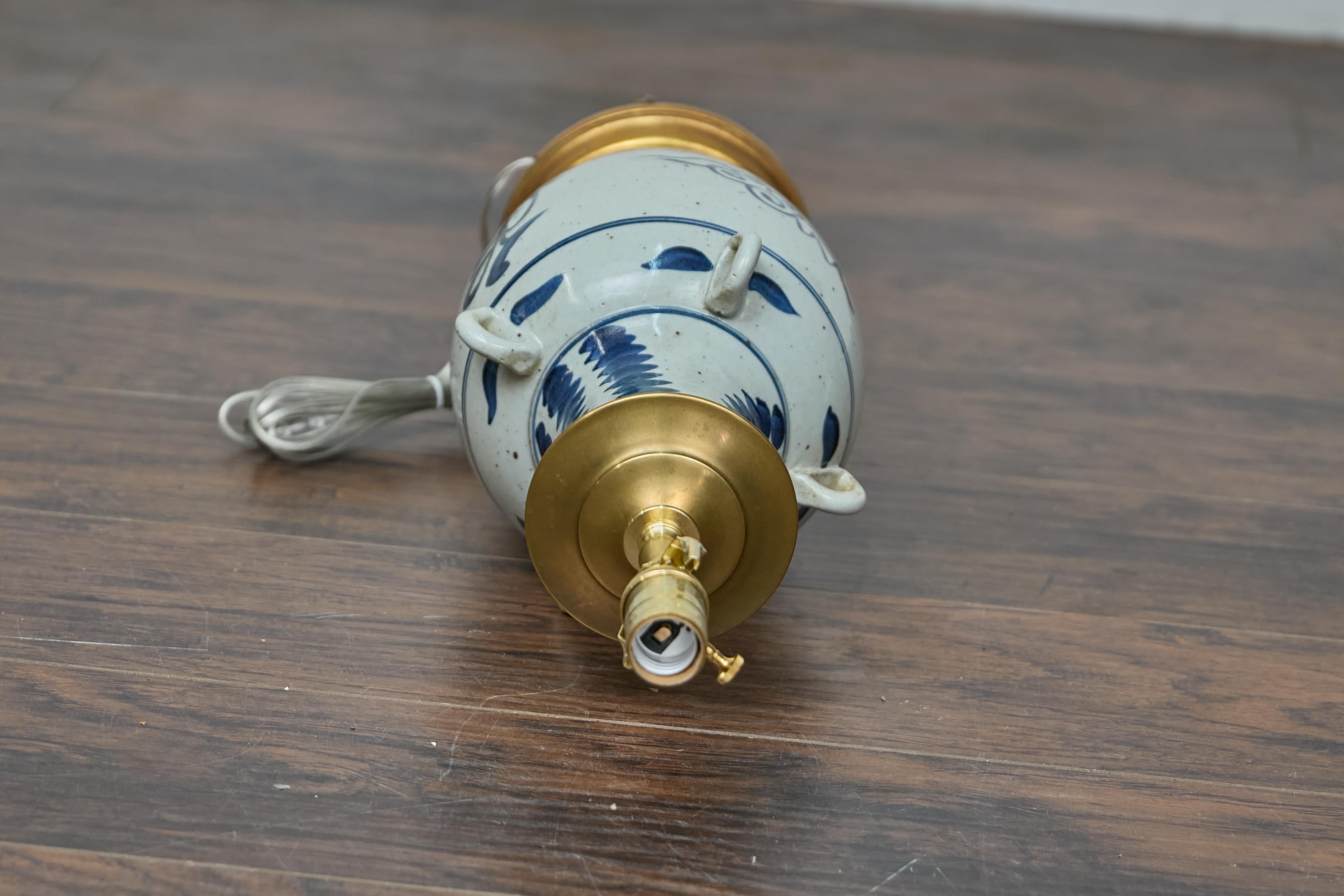 Asiatische Porzellan-Gefäß-Tischlampe mit kobaltfarbener Pinselführung und vergoldetem Sockel im Angebot 2