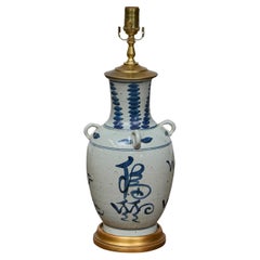 Lampe de table en forme de vase en porcelaine asiatique avec broderie cobalt et base dorée