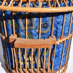 Lampe lanterne pagode en forme de cage à oiseaux en rotin asiatique avec tissu batik